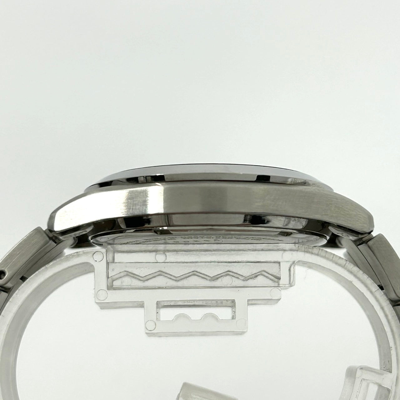 【稼働品】SEIKO セイコー メンズ 腕時計 ソーラー V158-0A80 ラウンド ネイビー文字盤 デイデイト カレンダー アナログ ステンレス シンプル スタイリッシュ ビジネスウォッチ クラシックデザイン クリーニング済み G6