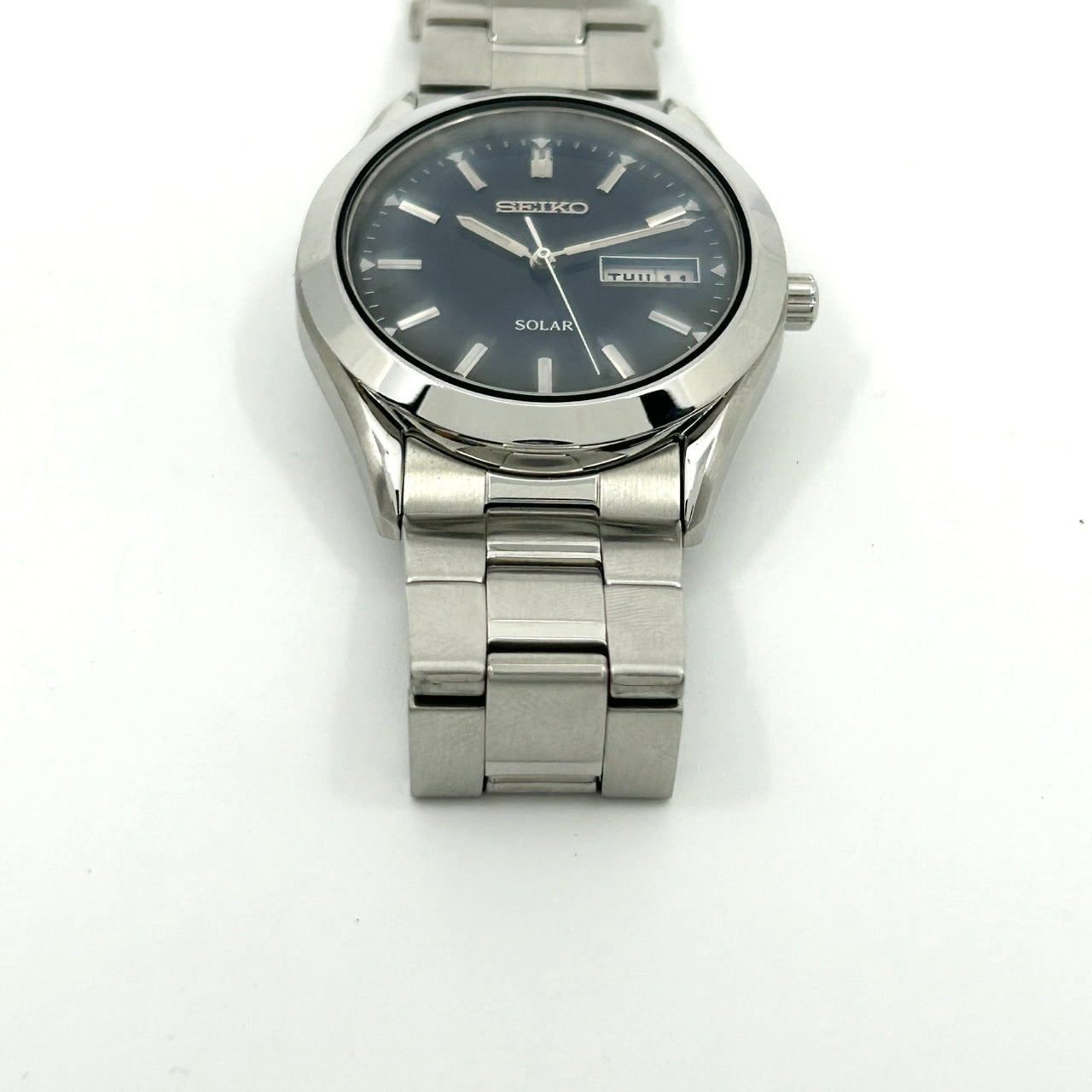 【稼働品】SEIKO セイコー メンズ 腕時計 ソーラー V158-0A80 ラウンド ネイビー文字盤 デイデイト カレンダー アナログ ステンレス シンプル スタイリッシュ ビジネスウォッチ クラシックデザイン クリーニング済み G6