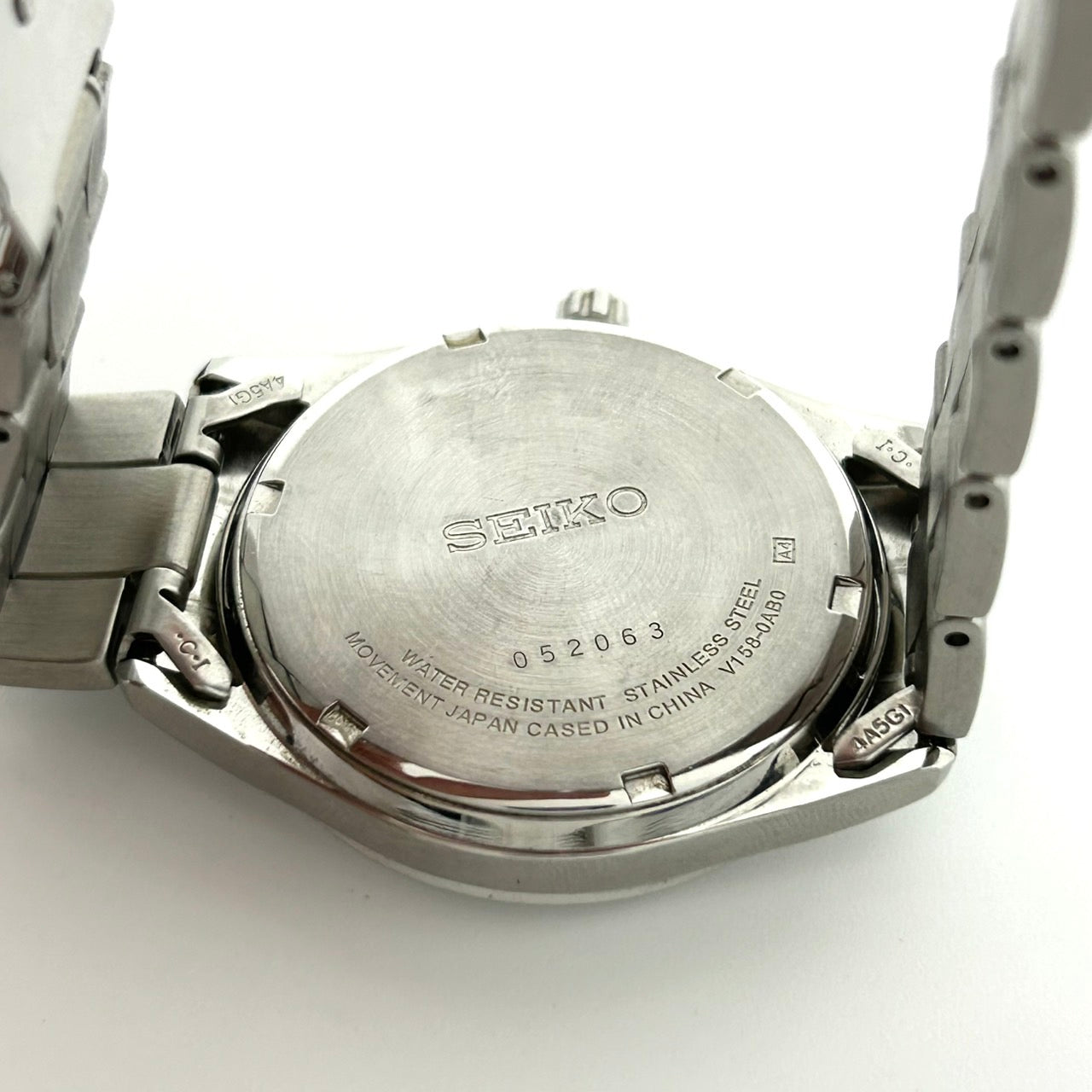 【稼働品】SEIKO セイコー メンズ 腕時計 ソーラー V158-0A80 ラウンド ネイビー文字盤 デイデイト カレンダー アナログ ステンレス シンプル スタイリッシュ ビジネスウォッチ クラシックデザイン クリーニング済み G6