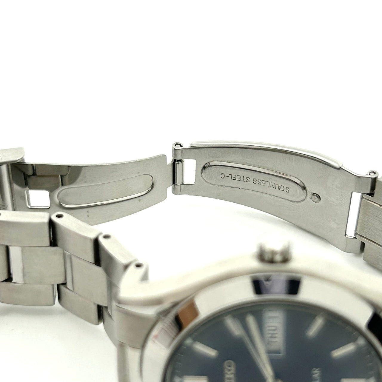 【稼働品】SEIKO セイコー メンズ 腕時計 ソーラー V158-0A80 ラウンド ネイビー文字盤 デイデイト カレンダー アナログ ステンレス シンプル スタイリッシュ ビジネスウォッチ クラシックデザイン クリーニング済み G6