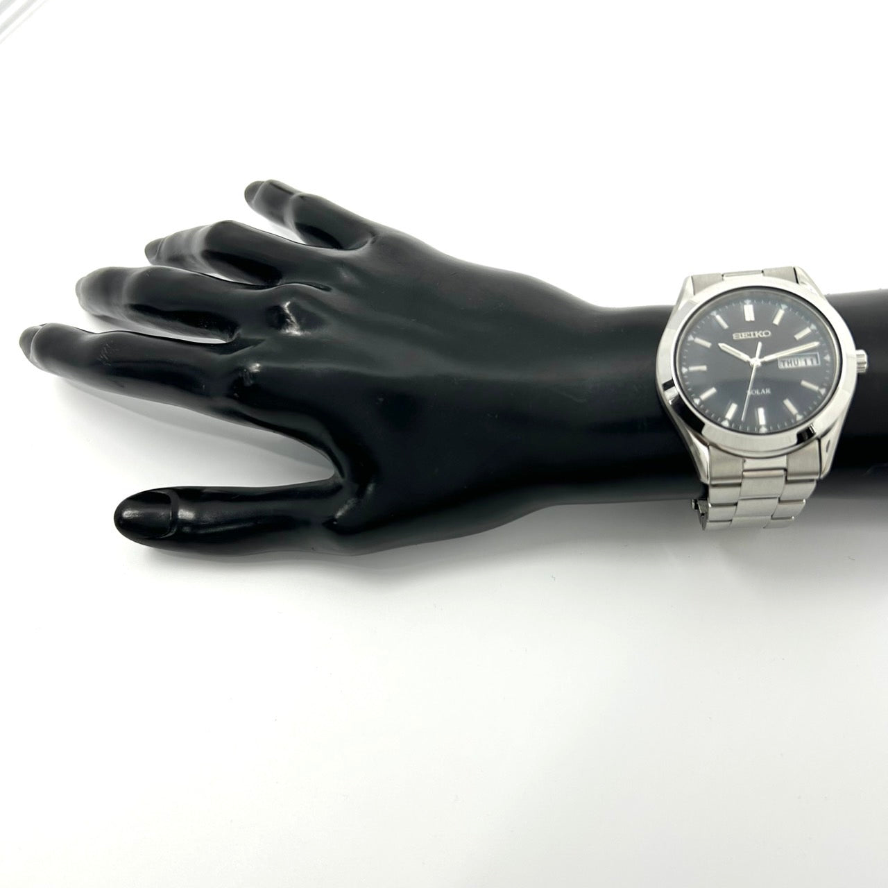 【稼働品】SEIKO セイコー メンズ 腕時計 ソーラー V158-0A80 ラウンド ネイビー文字盤 デイデイト カレンダー アナログ ステンレス シンプル スタイリッシュ ビジネスウォッチ クラシックデザイン クリーニング済み G6