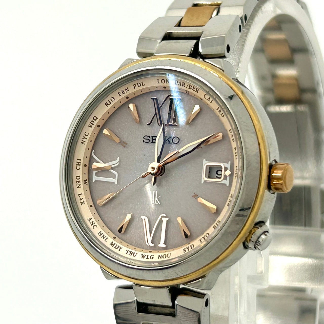 【稼働品】SEIKO LUKIA セイコー ルキア レディース腕時計 ソーラー電波 1B25-0AK0 ワールドタイム デイト ピンク文字盤 シルバー ゴールド コンビカラー エレガント ビジネス クラシックデザイン クリーニング済み G6