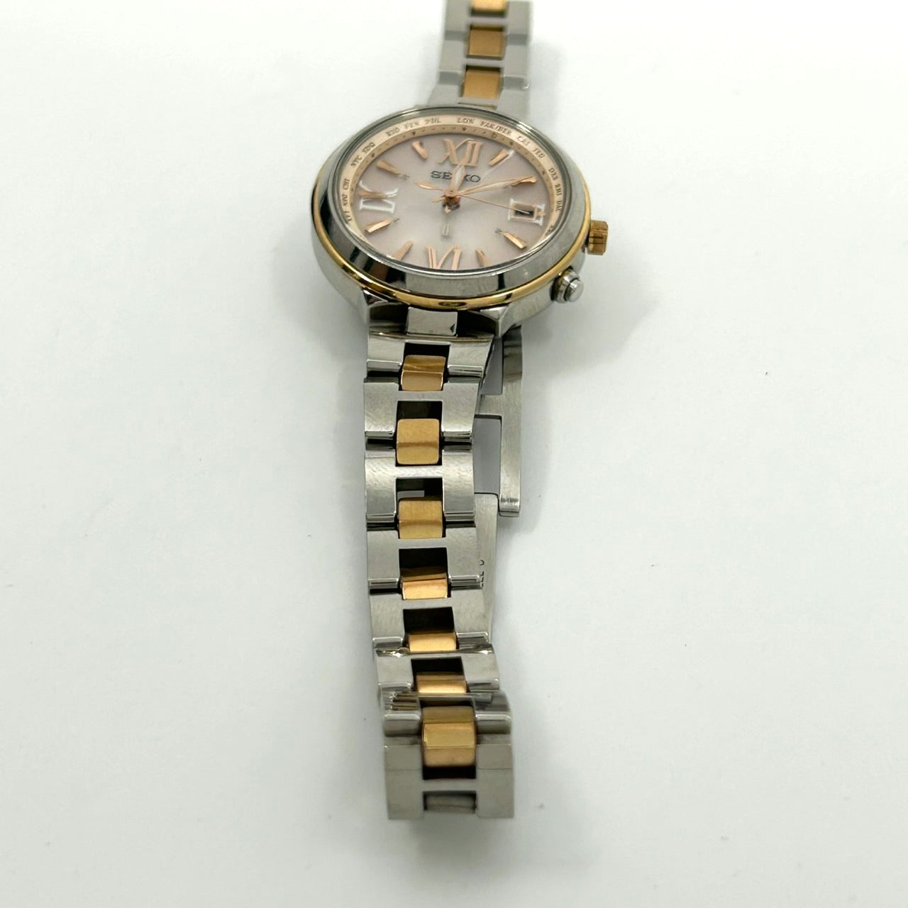 【稼働品】SEIKO LUKIA セイコー ルキア レディース腕時計 ソーラー電波 1B25-0AK0 ワールドタイム デイト ピンク文字盤 シルバー ゴールド コンビカラー エレガント ビジネス クラシックデザイン クリーニング済み G6