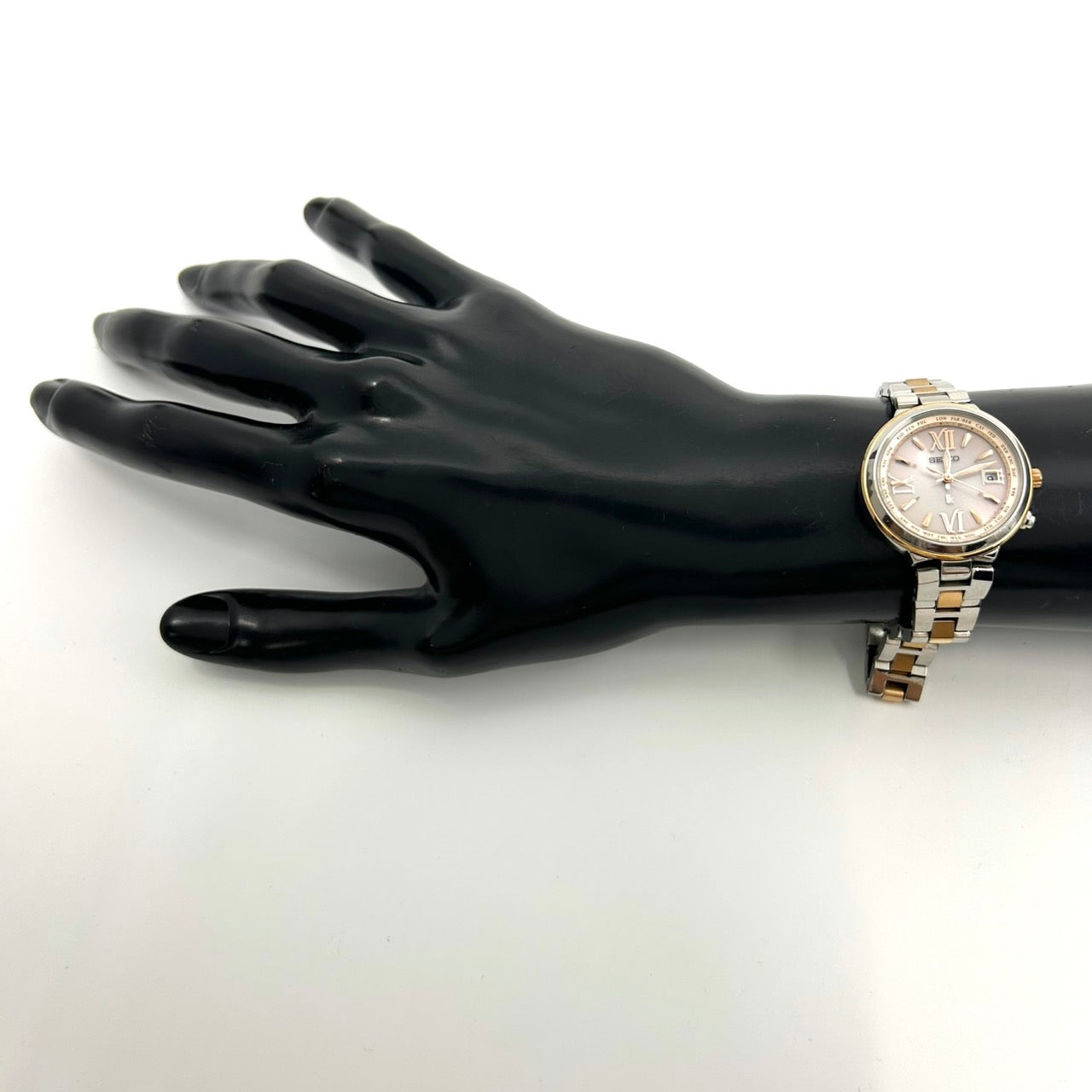 【稼働品】SEIKO LUKIA セイコー ルキア レディース腕時計 ソーラー電波 1B25-0AK0 ワールドタイム デイト ピンク文字盤 シルバー ゴールド コンビカラー エレガント ビジネス クラシックデザイン クリーニング済み G6