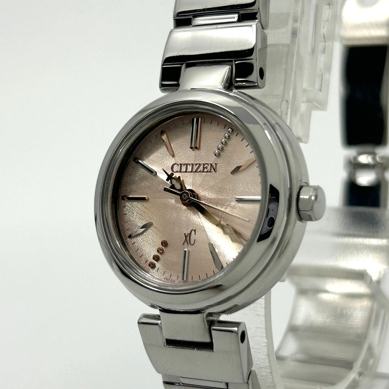 【稼働品/美品】CITIZEN xC シチズン クロスシー レディース腕時計 エコドライブ J730-T018301 ピンクシェル文字盤 ダイヤモンド ラウンド アナログ ソーラー エレガント フェミニン ビジネス クリーニング済み G6