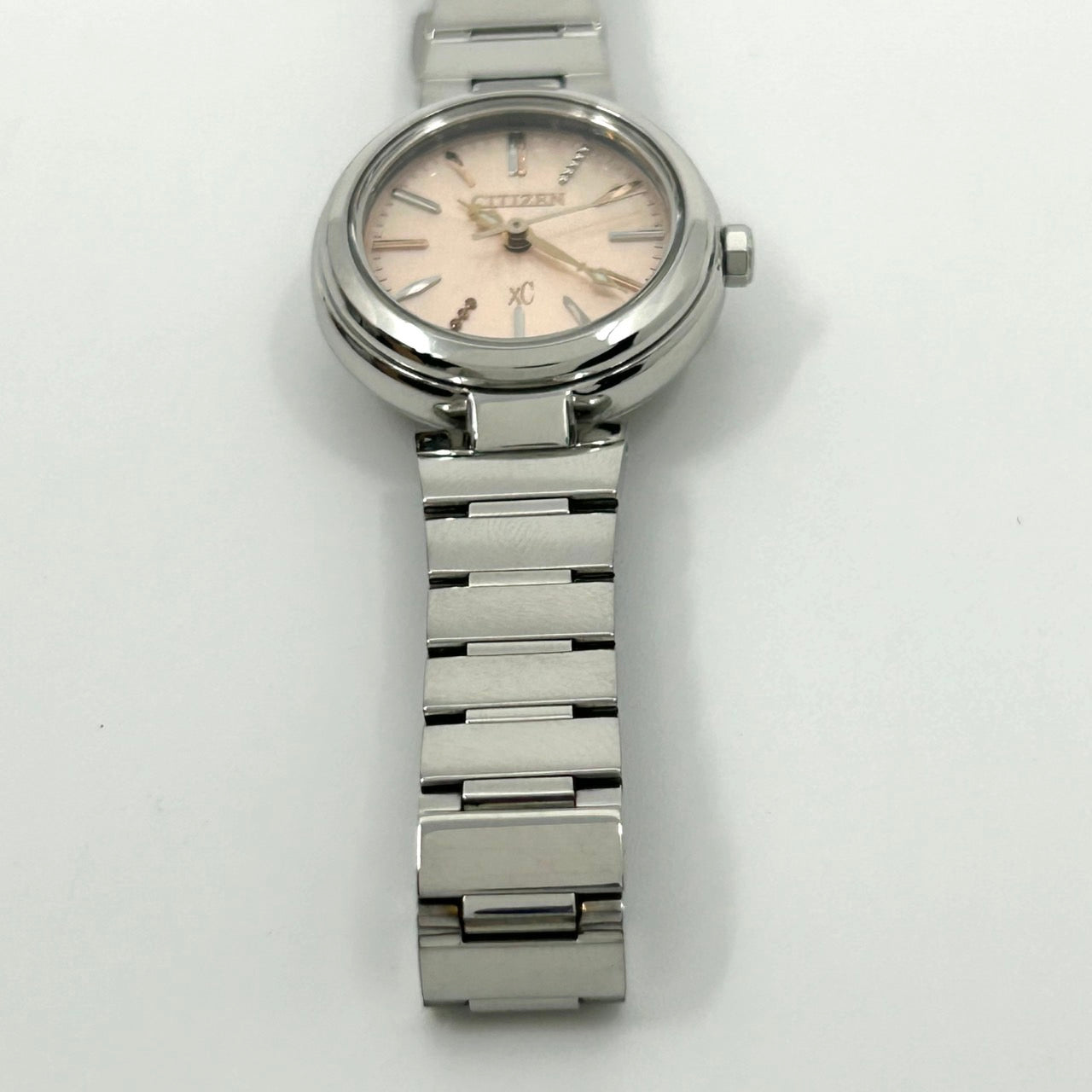 【稼働品/美品】CITIZEN xC シチズン クロスシー レディース腕時計 エコドライブ J730-T018301 ピンクシェル文字盤 ダイヤモンド ラウンド アナログ ソーラー エレガント フェミニン ビジネス クリーニング済み G6