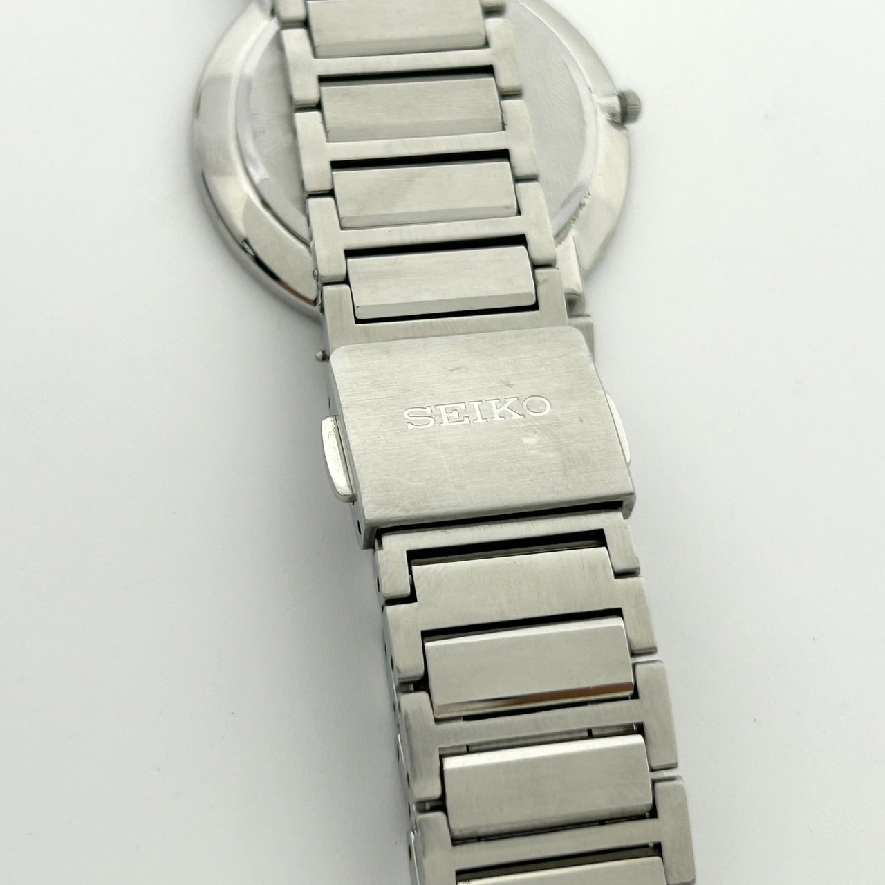 【電池交換済】SEIKO DOLCE セイコー ドルチェ メンズ腕時計 4J40-0AC0 薄型 クオーツ ホワイト文字盤 ギョーシェ彫り アナログ ラウンド ドレスウォッチ エレガント クラシックデザイン ステンレス クリーニング済み G6