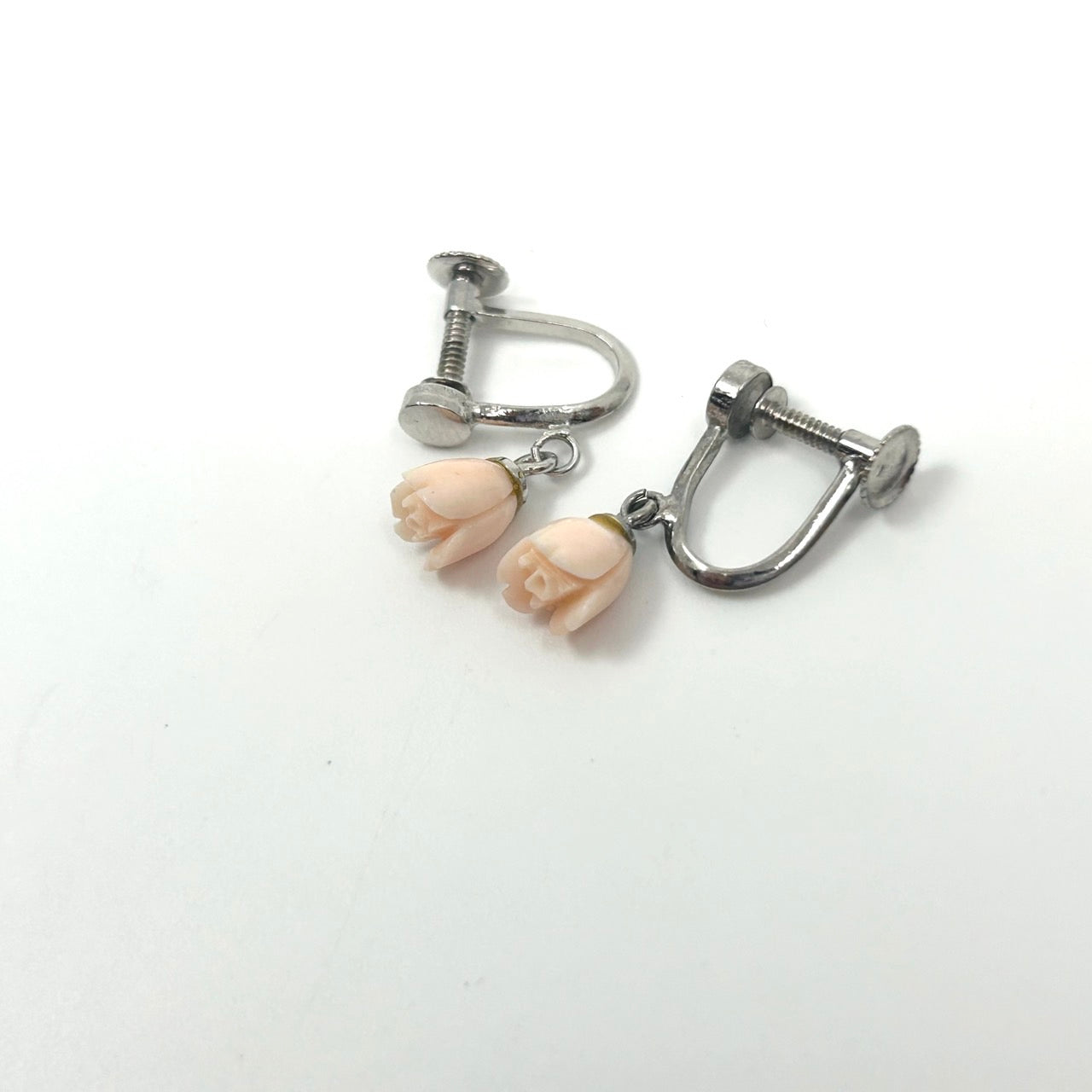 アンティーク調 薔薇モチーフ バラ 本珊瑚イヤリング シルバー金具 彫刻細工 コーラルローズ 上品 ヴィンテージ アクセサリー レディース I9