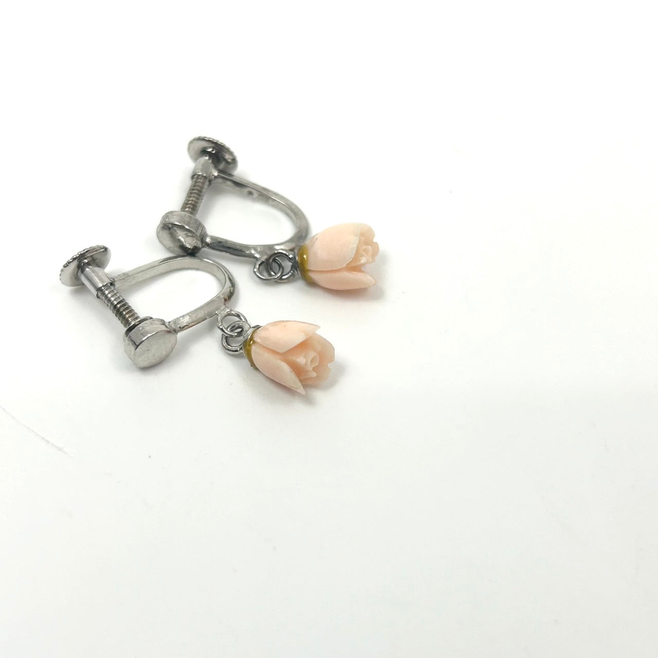 アンティーク調 薔薇モチーフ バラ 本珊瑚イヤリング シルバー金具 彫刻細工 コーラルローズ 上品 ヴィンテージ アクセサリー レディース I9