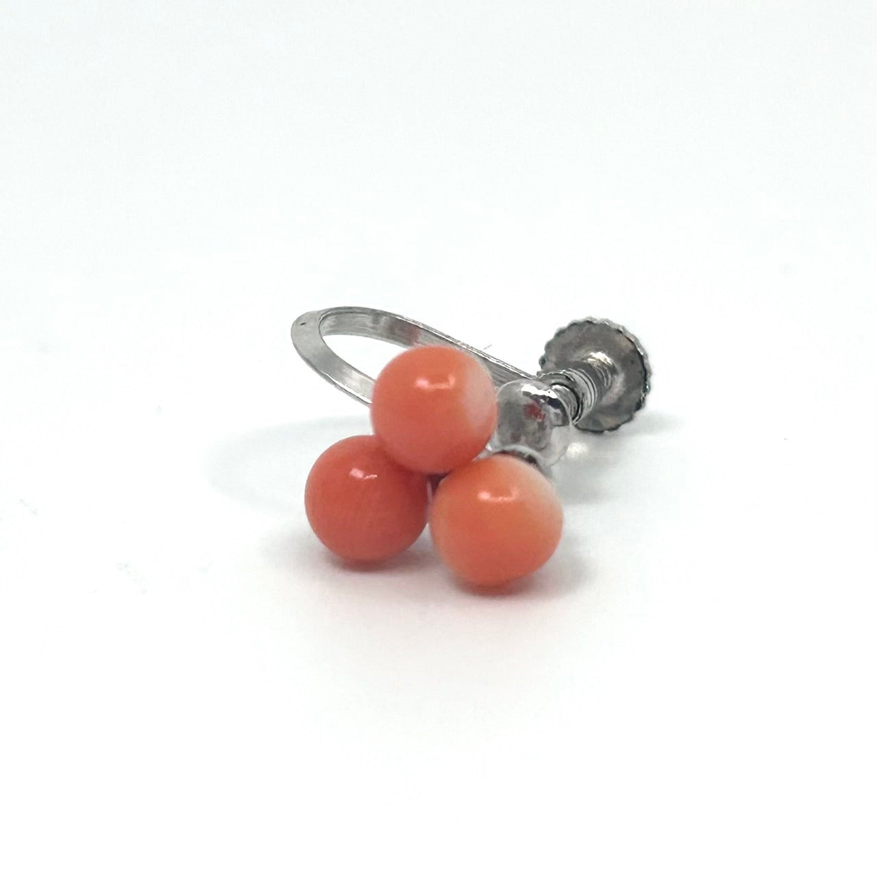 ヴィンテージ サンゴ 赤珊瑚 レッド 3粒 デザイン シルバー金具 ネジ式イヤリング コーラル アクセサリー レトロ 上品 ジュエリー I9