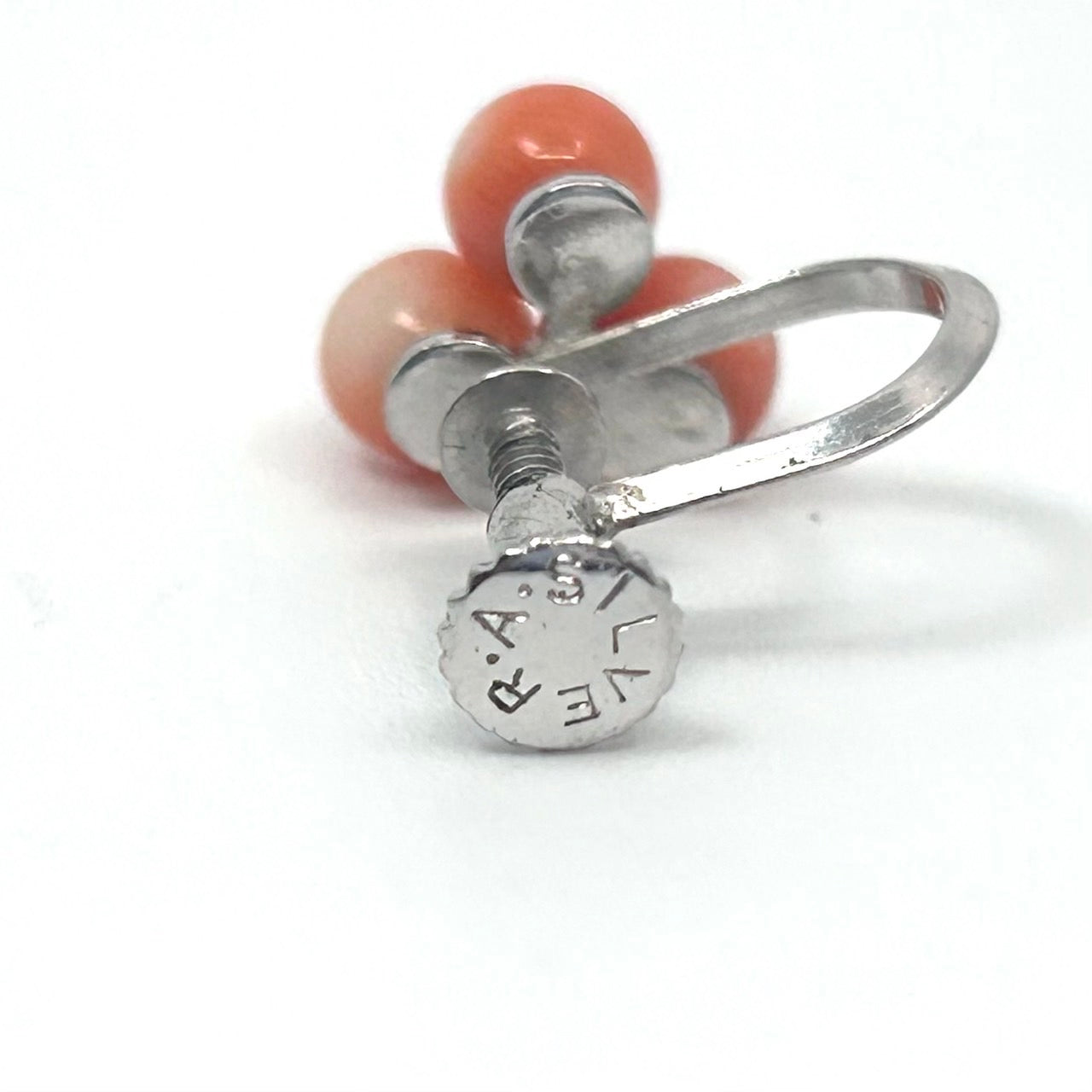 ヴィンテージ サンゴ 赤珊瑚 レッド 3粒 デザイン シルバー金具 ネジ式イヤリング コーラル アクセサリー レトロ 上品 ジュエリー I9