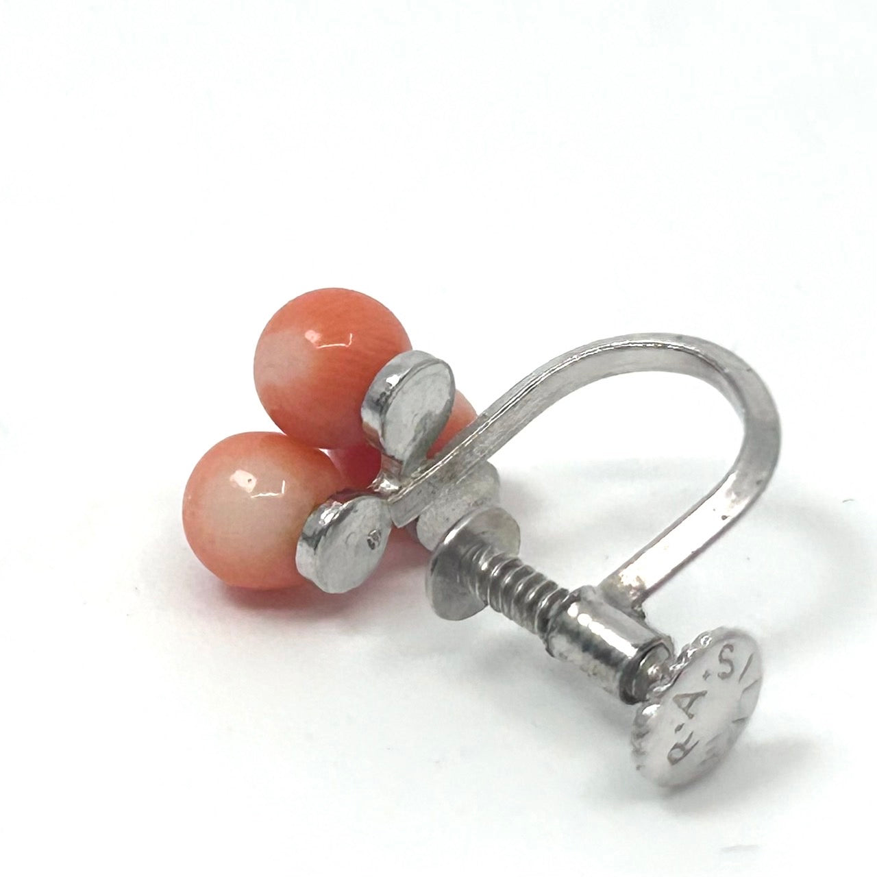 ヴィンテージ サンゴ 赤珊瑚 レッド 3粒 デザイン シルバー金具 ネジ式イヤリング コーラル アクセサリー レトロ 上品 ジュエリー I9