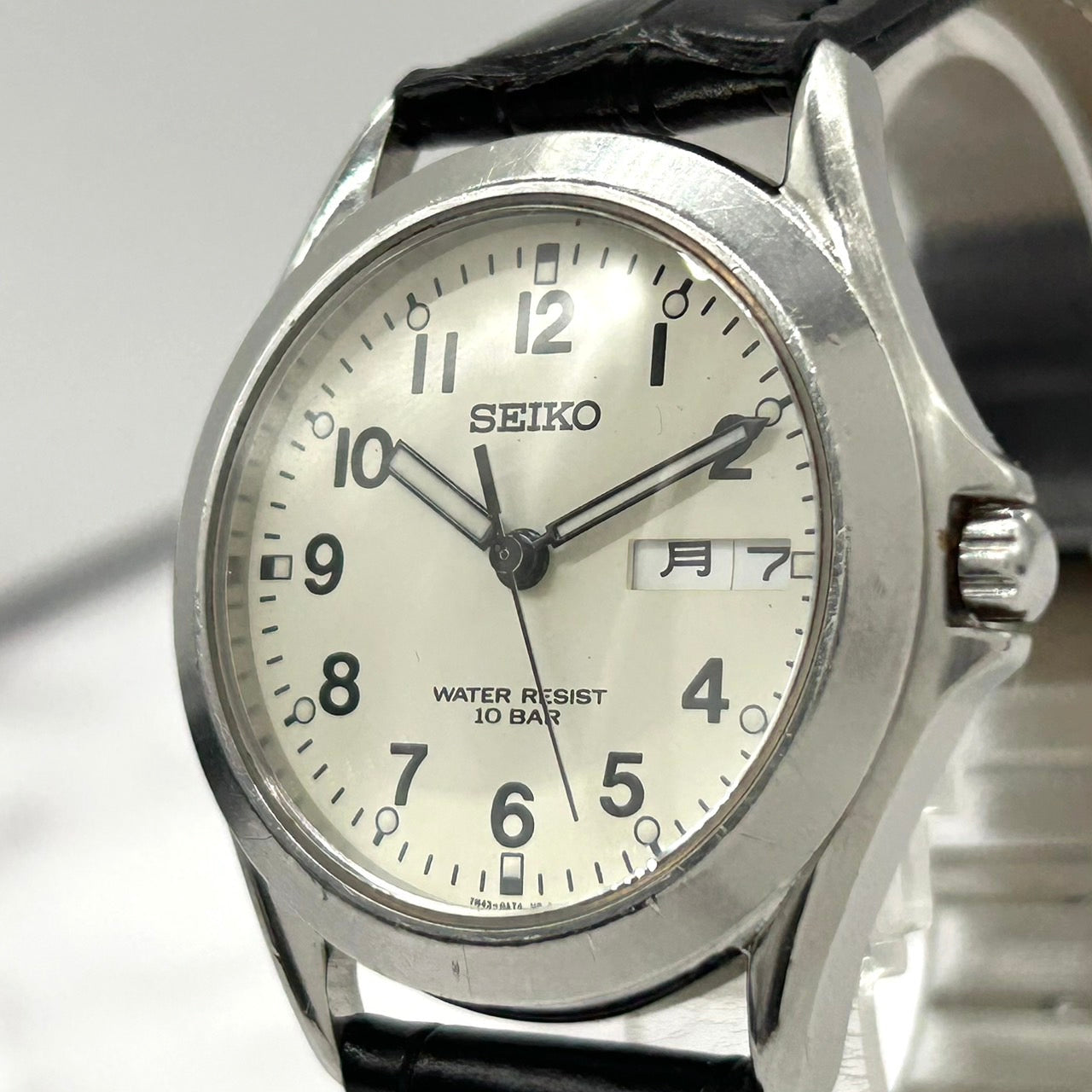 【新品ベルト（社外品）/電池交換済/稼働品】SEIKO セイコー メンズ 腕時計 7N43-0AJ0 デイデイト 曜日 日付表示 シルバー アイボリー文字盤 ブラックレザー 10気圧防水 クオーツ アナログ 高視認性 クラシック ビジネス カジュアル G6