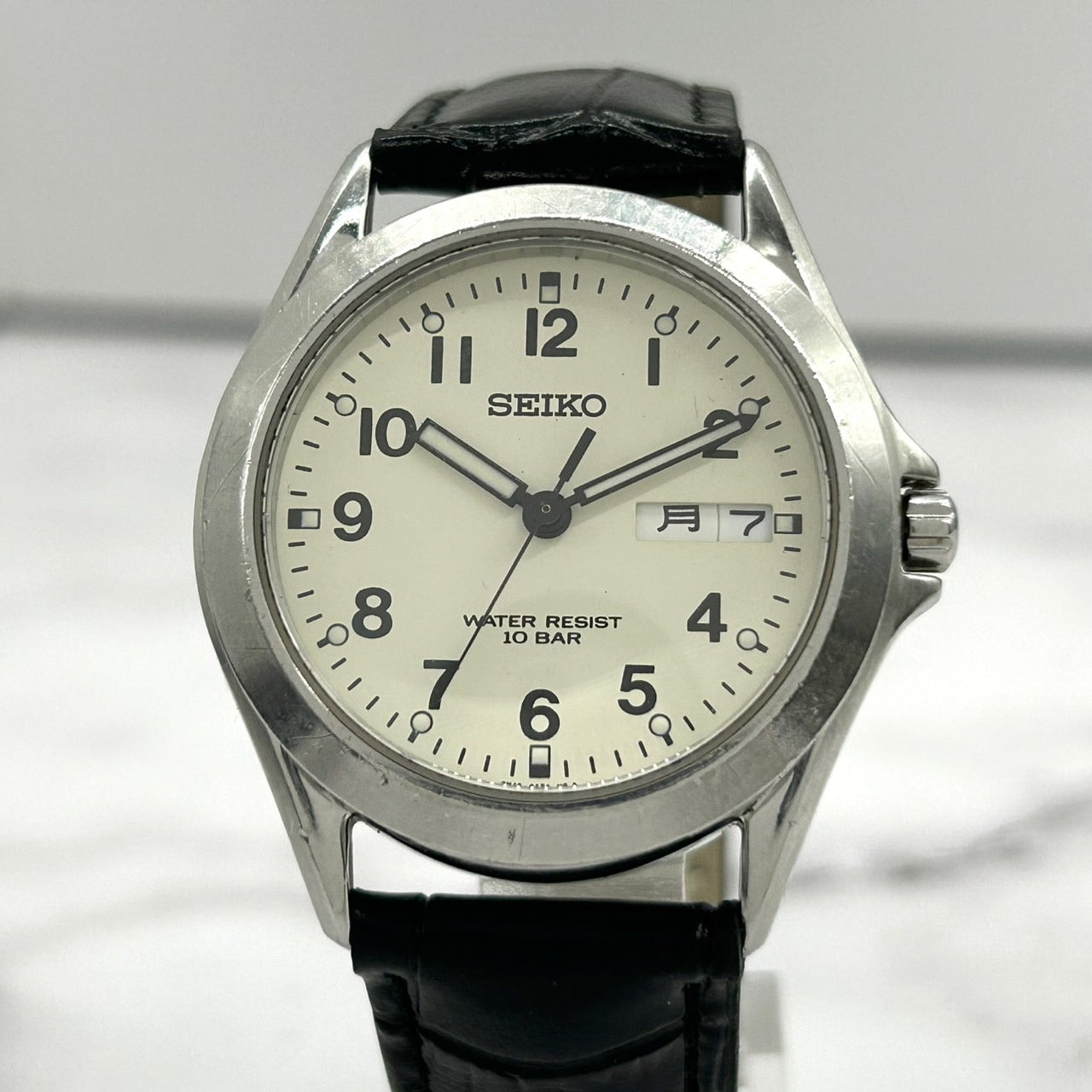 【新品ベルト（社外品）/電池交換済/稼働品】SEIKO セイコー メンズ 腕時計 7N43-0AJ0 デイデイト 曜日 日付表示 シルバー アイボリー文字盤 ブラックレザー 10気圧防水 クオーツ アナログ 高視認性 クラシック ビジネス カジュアル G6