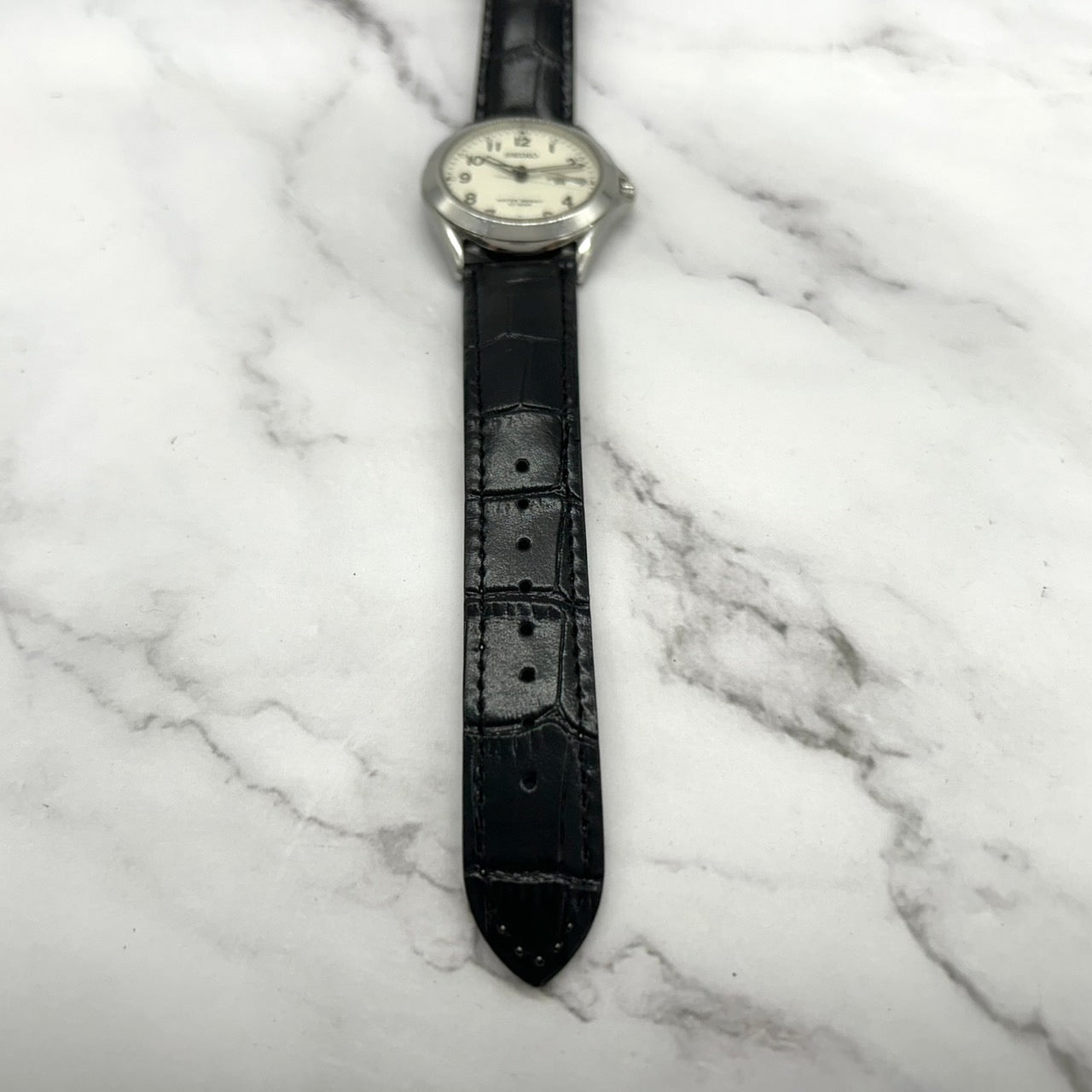 【新品ベルト（社外品）/電池交換済/稼働品】SEIKO セイコー メンズ 腕時計 7N43-0AJ0 デイデイト 曜日 日付表示 シルバー アイボリー文字盤 ブラックレザー 10気圧防水 クオーツ アナログ 高視認性 クラシック ビジネス カジュアル G6