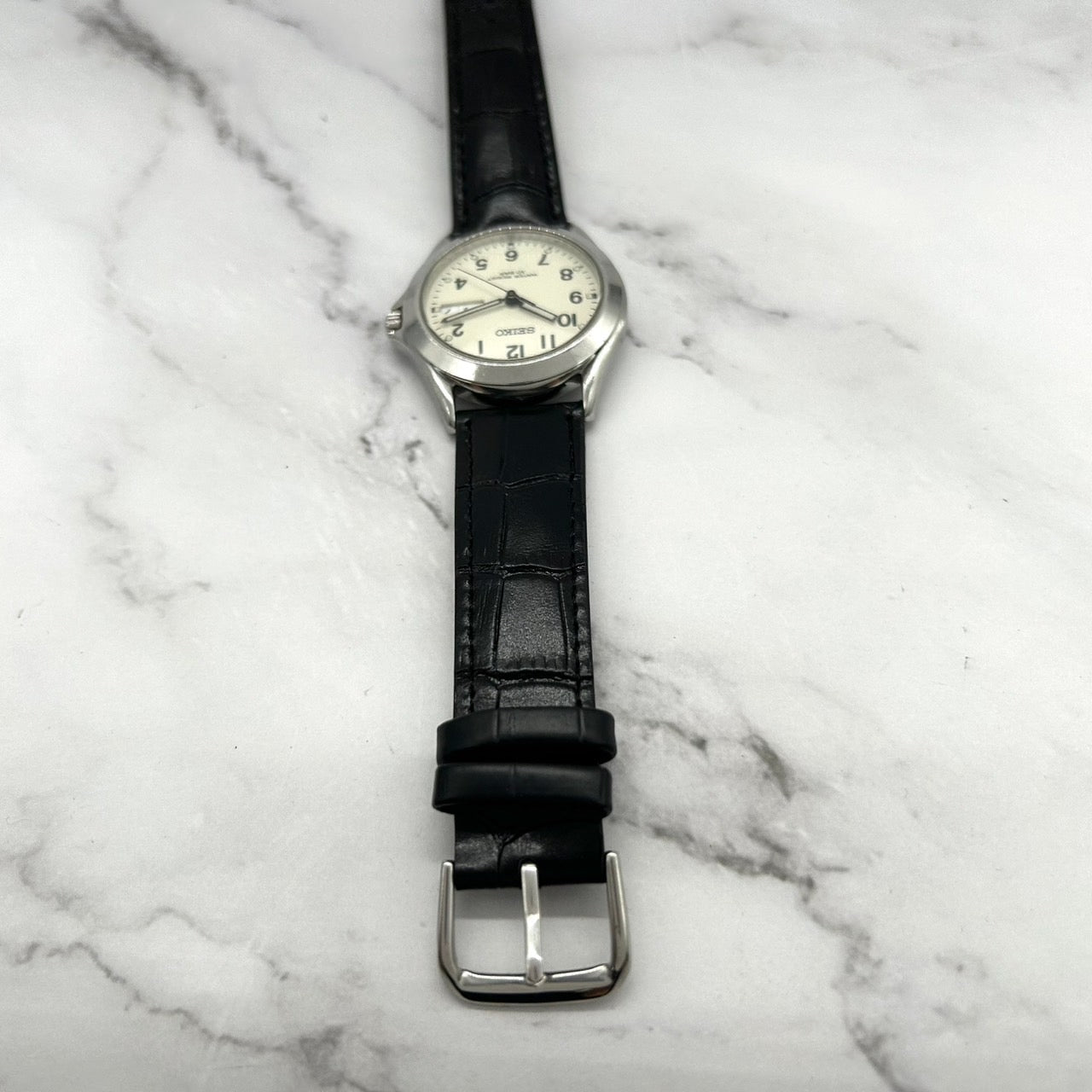 【新品ベルト（社外品）/電池交換済/稼働品】SEIKO セイコー メンズ 腕時計 7N43-0AJ0 デイデイト 曜日 日付表示 シルバー アイボリー文字盤 ブラックレザー 10気圧防水 クオーツ アナログ 高視認性 クラシック ビジネス カジュアル G6