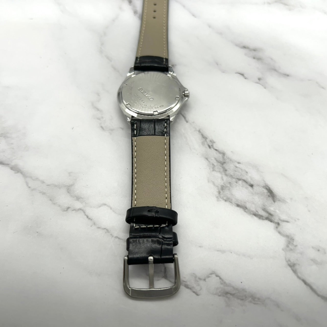 【新品ベルト（社外品）/電池交換済/稼働品】SEIKO セイコー メンズ 腕時計 7N43-0AJ0 デイデイト 曜日 日付表示 シルバー アイボリー文字盤 ブラックレザー 10気圧防水 クオーツ アナログ 高視認性 クラシック ビジネス カジュアル G6