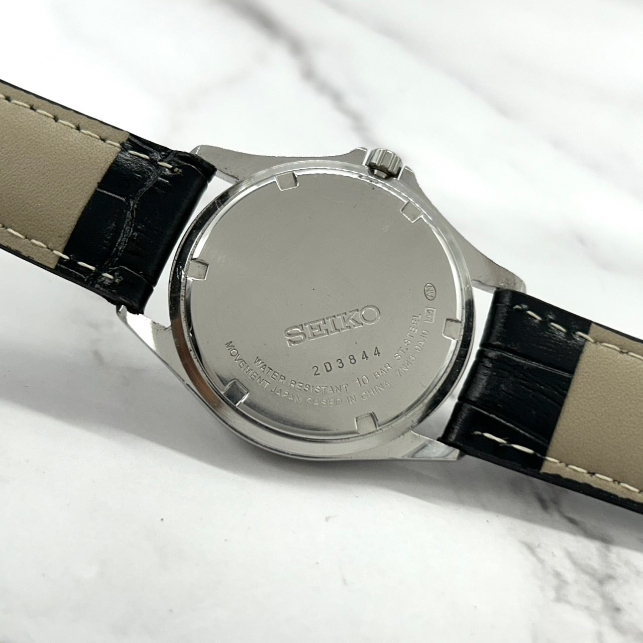 【新品ベルト（社外品）/電池交換済/稼働品】SEIKO セイコー メンズ 腕時計 7N43-0AJ0 デイデイト 曜日 日付表示 シルバー アイボリー文字盤 ブラックレザー 10気圧防水 クオーツ アナログ 高視認性 クラシック ビジネス カジュアル G6