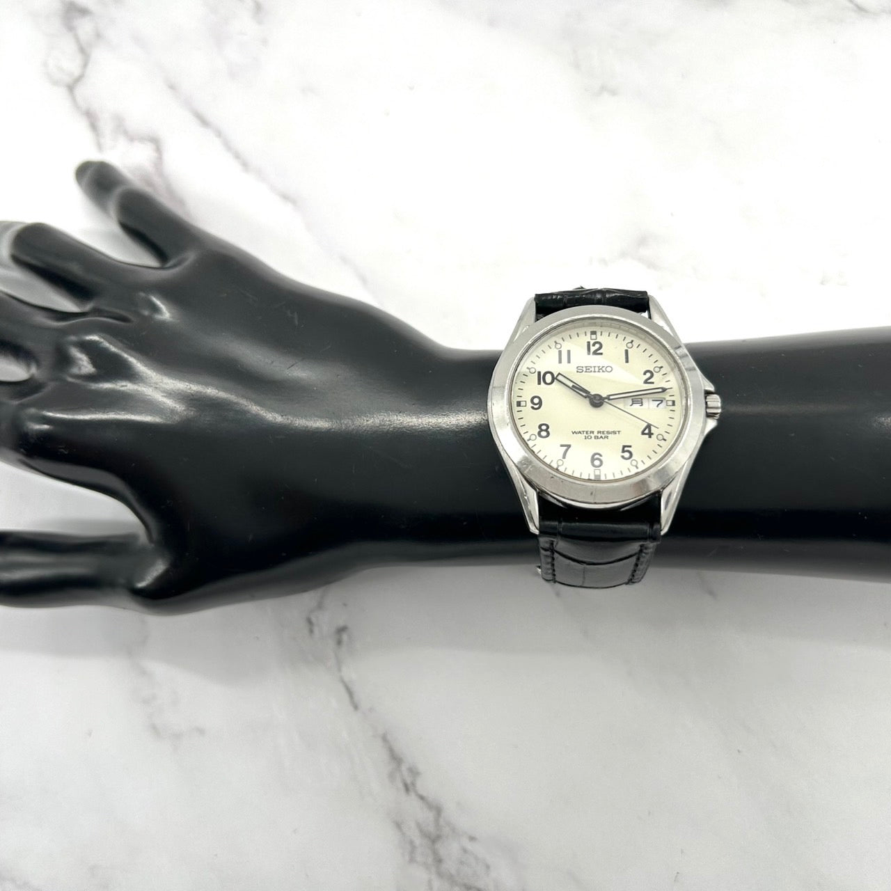 【新品ベルト（社外品）/電池交換済/稼働品】SEIKO セイコー メンズ 腕時計 7N43-0AJ0 デイデイト 曜日 日付表示 シルバー アイボリー文字盤 ブラックレザー 10気圧防水 クオーツ アナログ 高視認性 クラシック ビジネス カジュアル G6