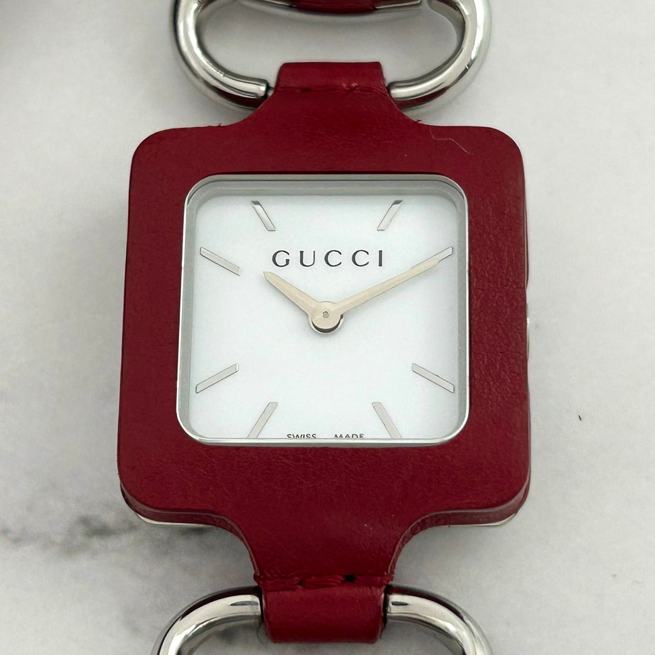 極美品 電池交換済 希少 GUCCI グッチ GUCCIMUSEO グッチミュゼオ 130.5 バッグチャームウォッチ レッドレザー スクエア レディース クオーツ 限定モデル エレガント スタイリッシュ ハングウォッチ フリンジ クリーニング済 G6