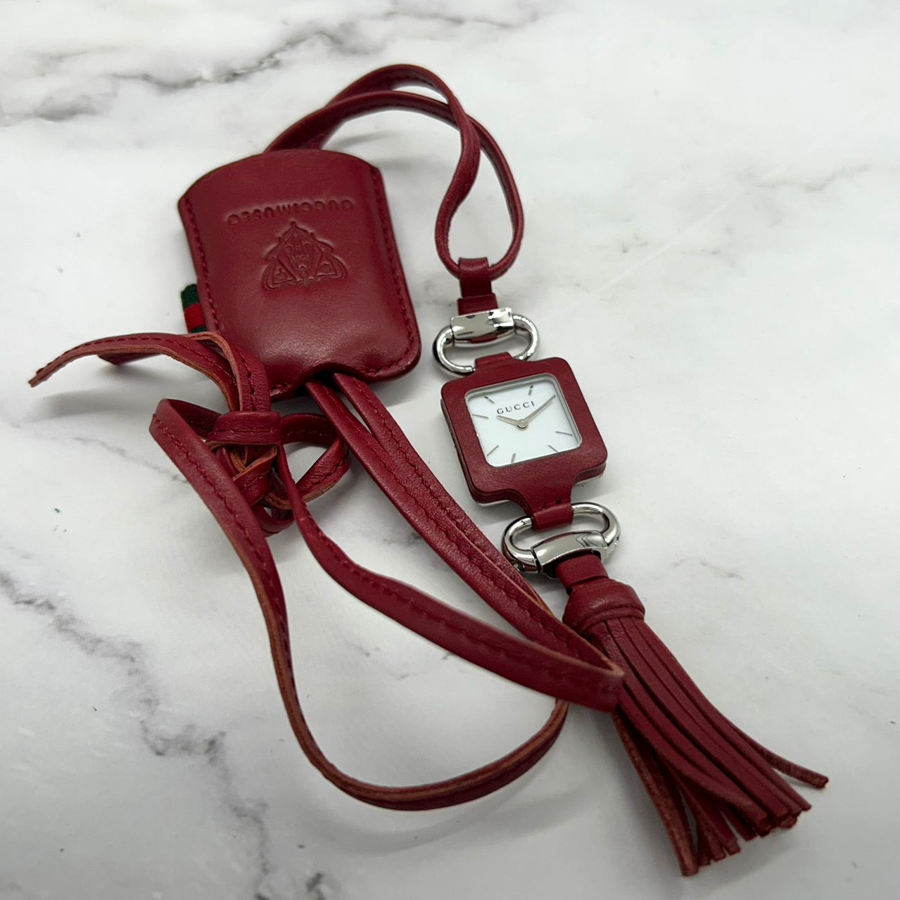 極美品 電池交換済 希少 GUCCI グッチ GUCCIMUSEO グッチミュゼオ 130.5 バッグチャームウォッチ レッドレザー スクエア レディース クオーツ 限定モデル エレガント スタイリッシュ ハングウォッチ フリンジ クリーニング済 G6