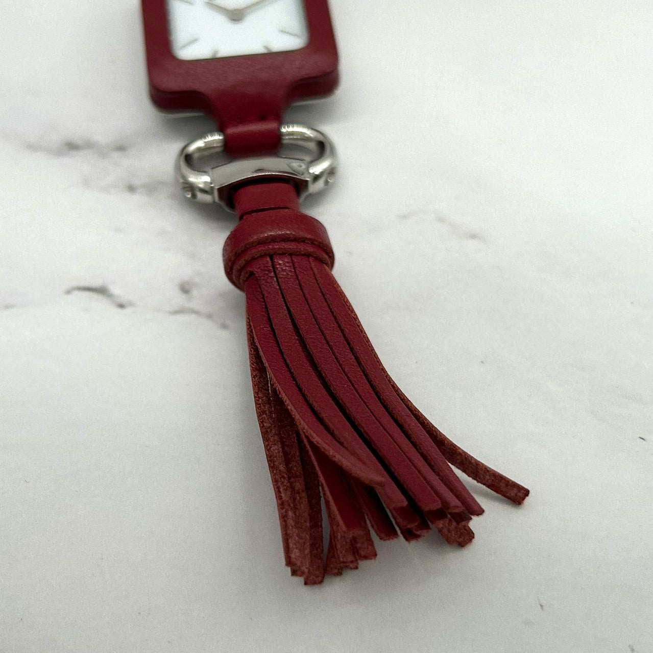 極美品 電池交換済 希少 GUCCI グッチ GUCCIMUSEO グッチミュゼオ 130.5 バッグチャームウォッチ レッドレザー スクエア レディース クオーツ 限定モデル エレガント スタイリッシュ ハングウォッチ フリンジ クリーニング済 G6