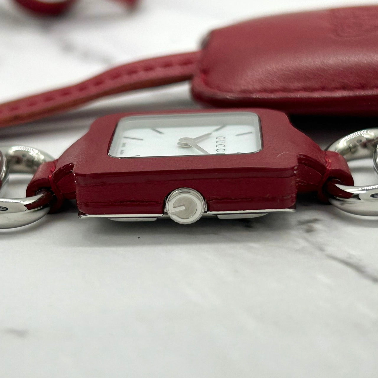 極美品 電池交換済 希少 GUCCI グッチ GUCCIMUSEO グッチミュゼオ 130.5 バッグチャームウォッチ レッドレザー スクエア レディース クオーツ 限定モデル エレガント スタイリッシュ ハングウォッチ フリンジ クリーニング済 G6