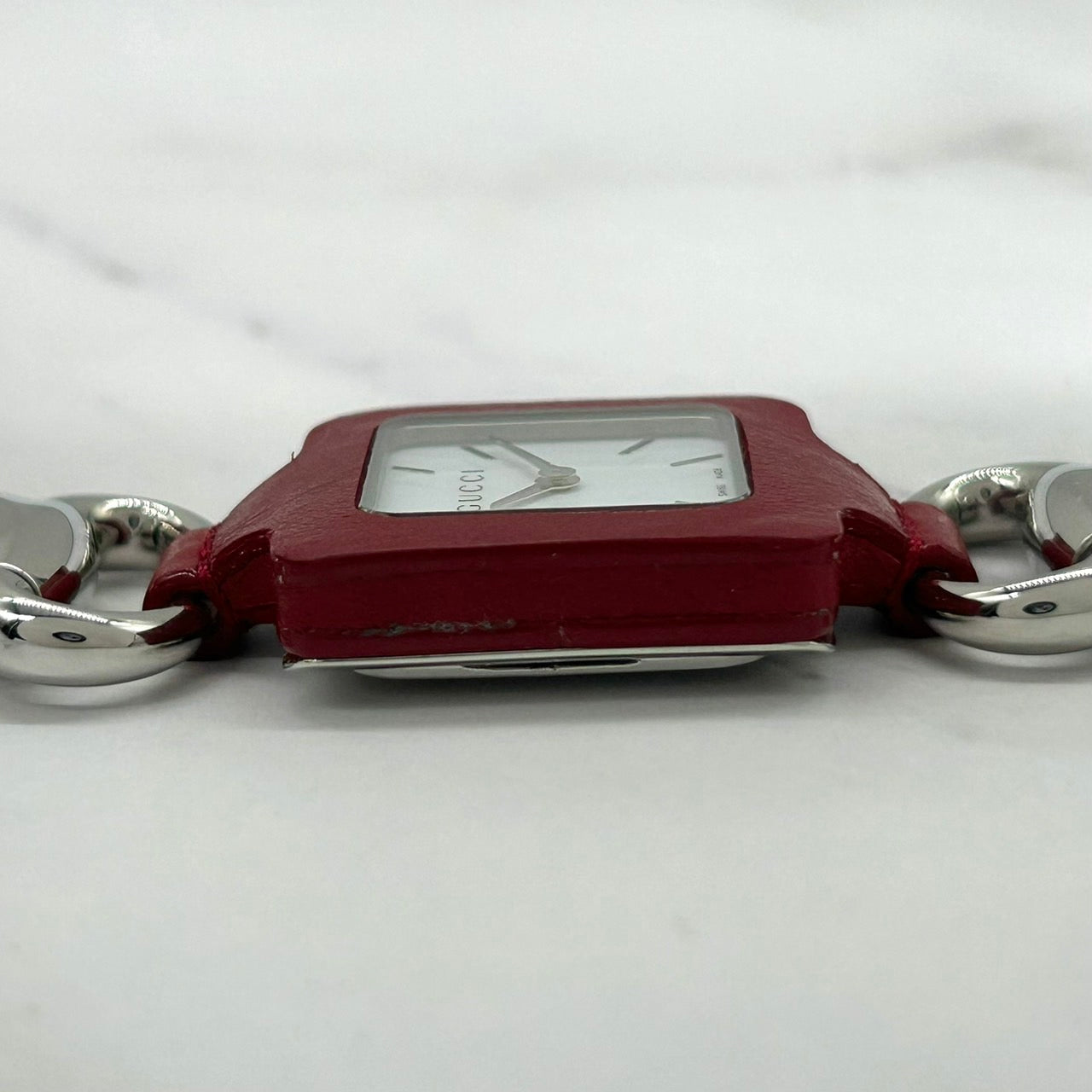 極美品 電池交換済 希少 GUCCI グッチ GUCCIMUSEO グッチミュゼオ 130.5 バッグチャームウォッチ レッドレザー スクエア レディース クオーツ 限定モデル エレガント スタイリッシュ ハングウォッチ フリンジ クリーニング済 G6