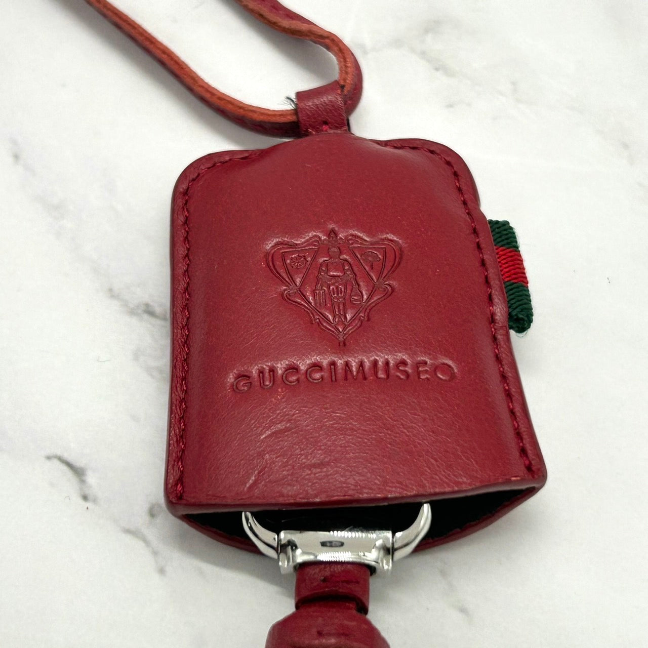 極美品 電池交換済 希少 GUCCI グッチ GUCCIMUSEO グッチミュゼオ 130.5 バッグチャームウォッチ レッドレザー スクエア レディース クオーツ 限定モデル エレガント スタイリッシュ ハングウォッチ フリンジ クリーニング済 G6