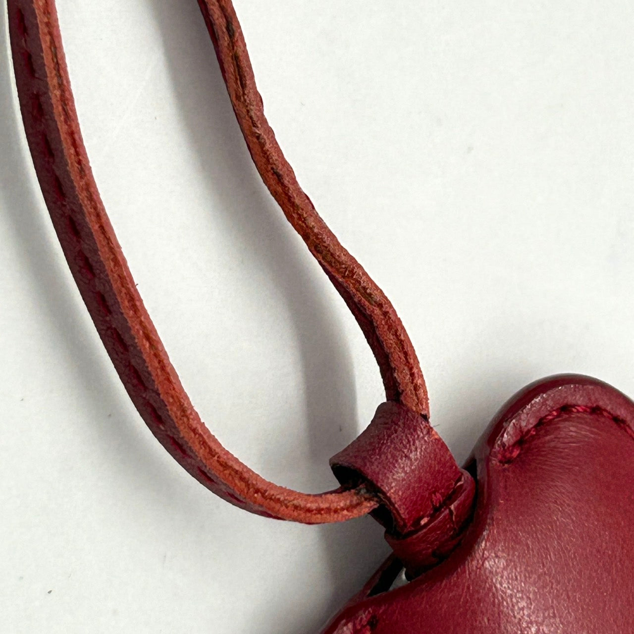 極美品 電池交換済 希少 GUCCI グッチ GUCCIMUSEO グッチミュゼオ 130.5 バッグチャームウォッチ レッドレザー スクエア レディース クオーツ 限定モデル エレガント スタイリッシュ ハングウォッチ フリンジ クリーニング済 G6