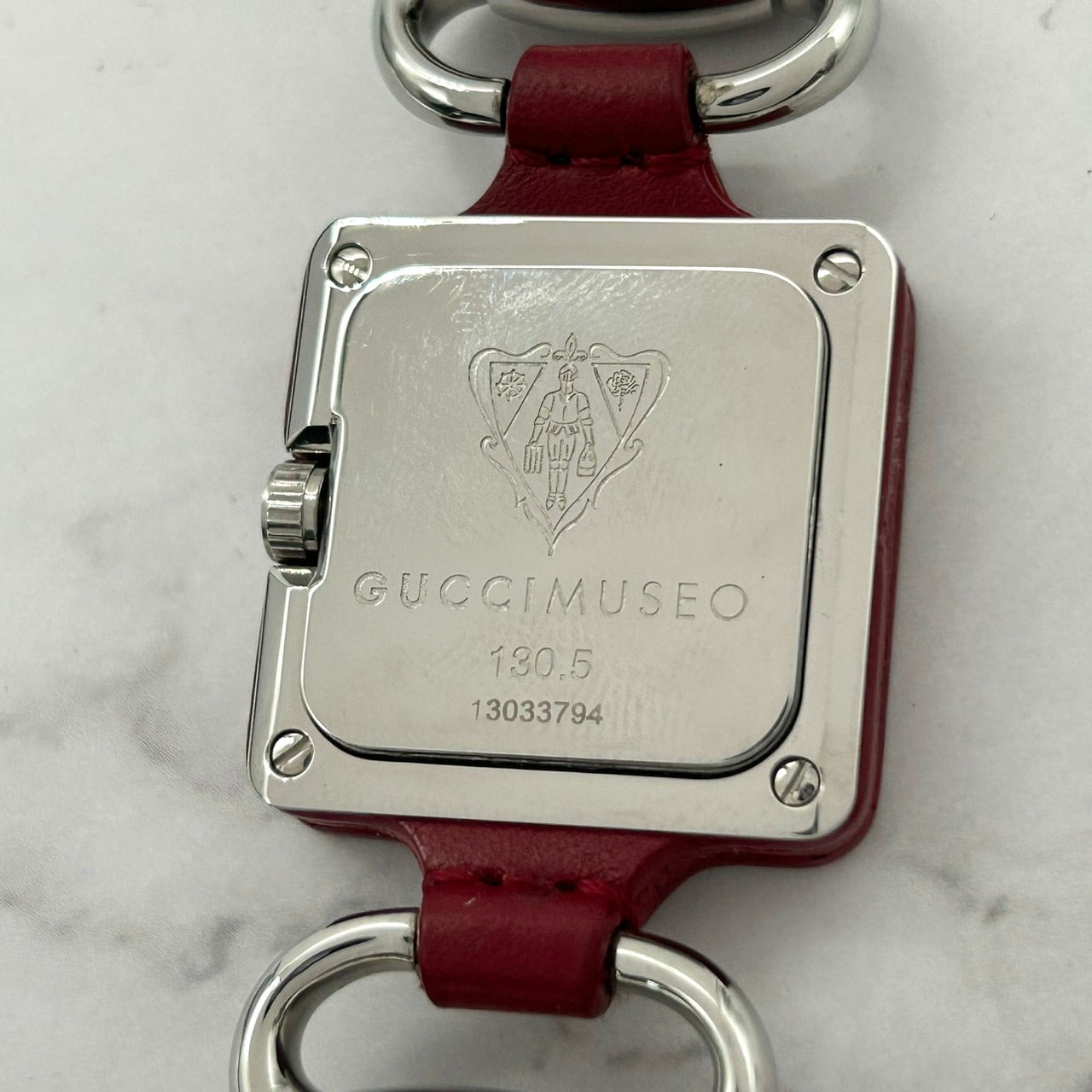 極美品 電池交換済 希少 GUCCI グッチ GUCCIMUSEO グッチミュゼオ 130.5 バッグチャームウォッチ レッドレザー スクエア レディース クオーツ 限定モデル エレガント スタイリッシュ ハングウォッチ フリンジ クリーニング済 G6