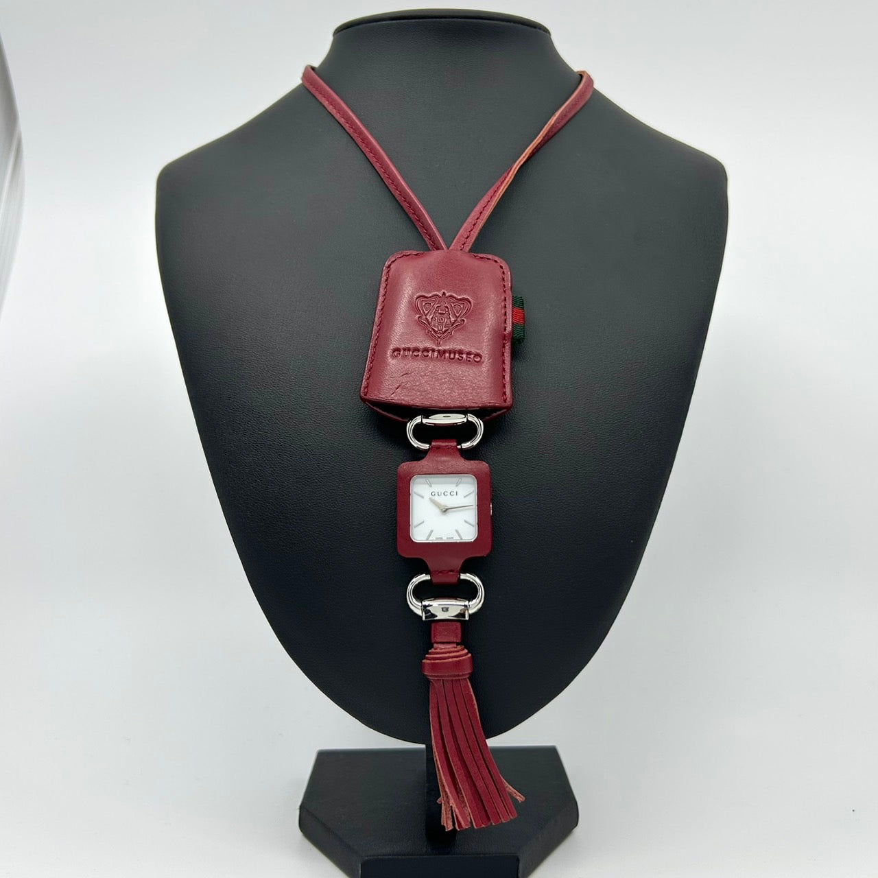 極美品 電池交換済 希少 GUCCI グッチ GUCCIMUSEO グッチミュゼオ 130.5 バッグチャームウォッチ レッドレザー スクエア レディース クオーツ 限定モデル エレガント スタイリッシュ ハングウォッチ フリンジ クリーニング済 G6