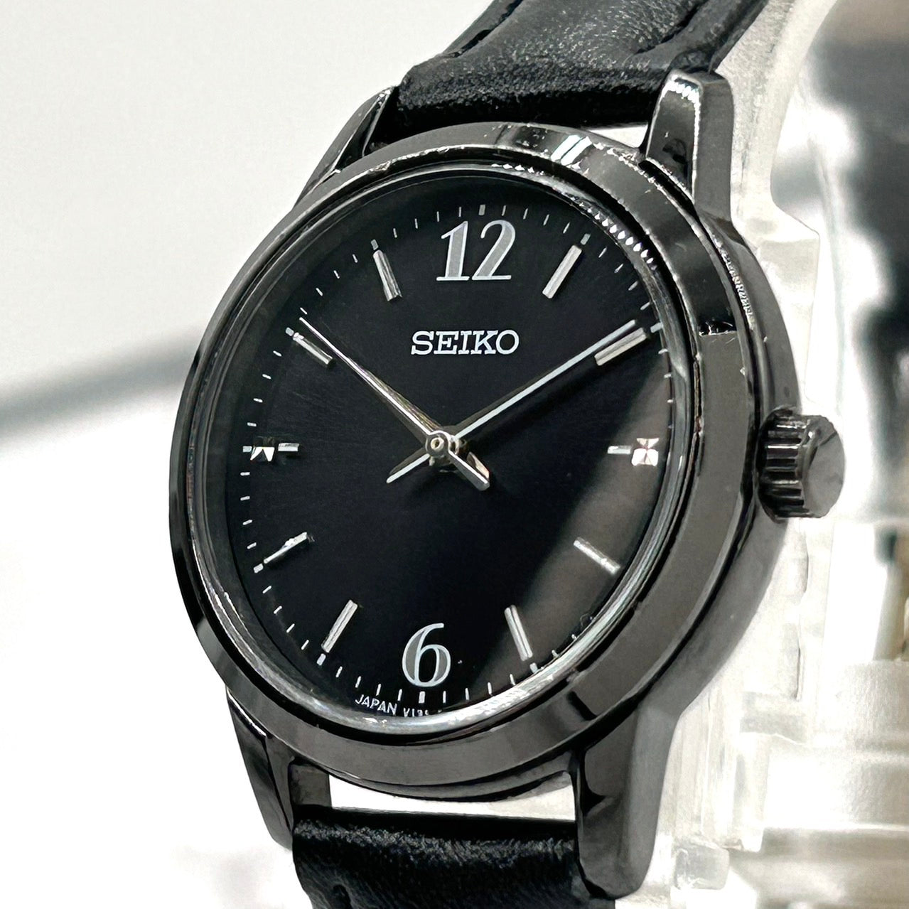【新品ベルト（社外品）／稼働品／美品】SEIKO セイコー レディース 腕時計 ソーラー V131-0AF0 限定モデル ブラック 黒文字盤 ラウンド アナログ シンプル エレガント クラシック ドレスウォッチ ビジネス 10気圧防水 クリーニング済 G6