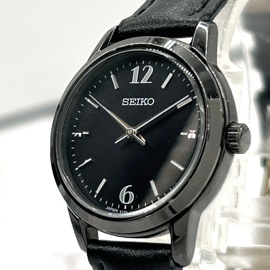【新品ベルト（社外品）／稼働品／美品】SEIKO セイコー レディース 腕時計 ソーラー V131-0AF0 限定モデル ブラック 黒文字盤 ラウンド アナログ シンプル エレガント クラシック ドレスウォッチ ビジネス 10気圧防水 クリーニング済 G6