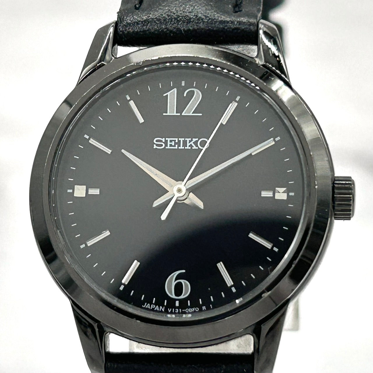 【新品ベルト（社外品）／稼働品／美品】SEIKO セイコー レディース 腕時計 ソーラー V131-0AF0 限定モデル ブラック 黒文字盤 ラウンド アナログ シンプル エレガント クラシック ドレスウォッチ ビジネス 10気圧防水 クリーニング済 G6