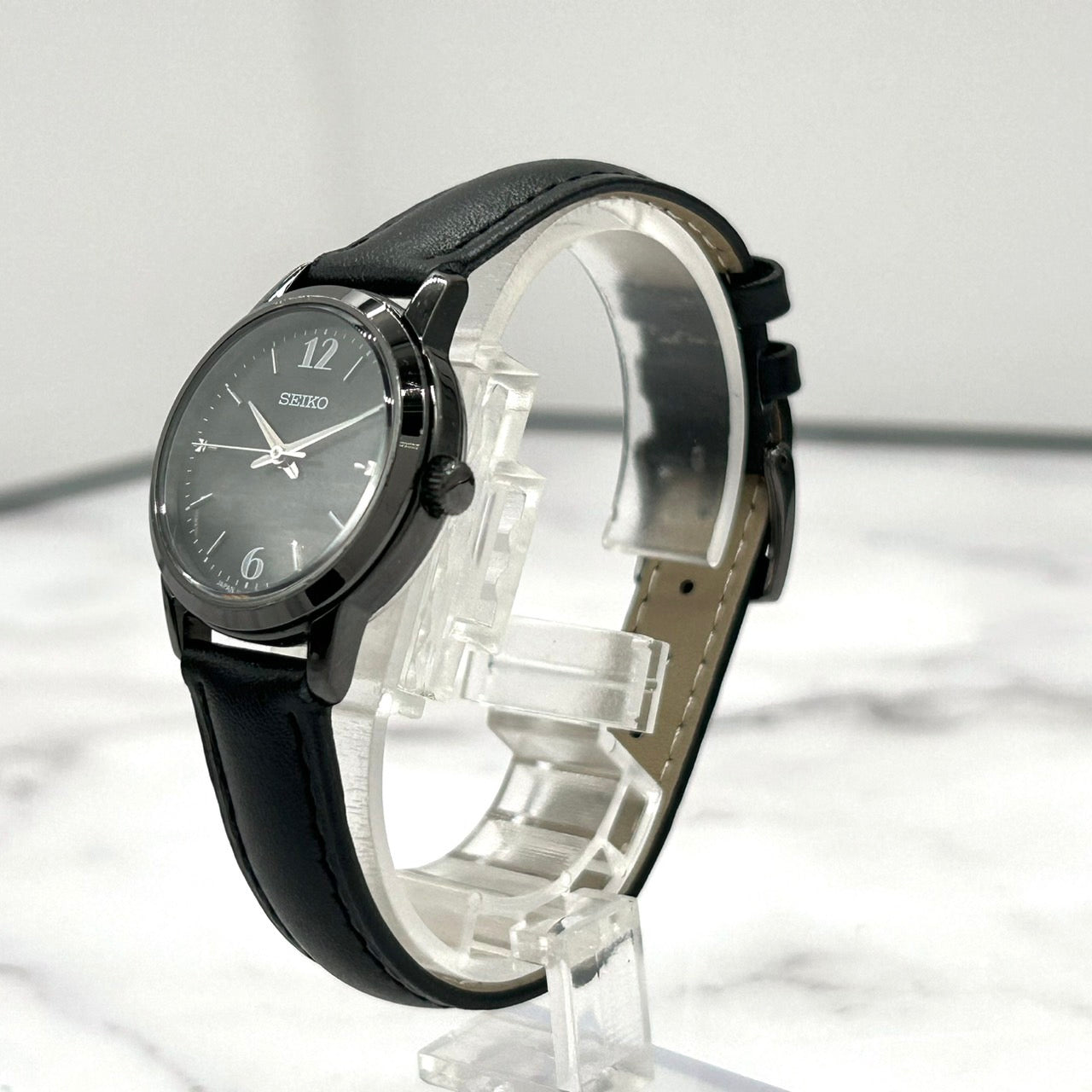 【新品ベルト（社外品）／稼働品／美品】SEIKO セイコー レディース 腕時計 ソーラー V131-0AF0 限定モデル ブラック 黒文字盤 ラウンド アナログ シンプル エレガント クラシック ドレスウォッチ ビジネス 10気圧防水 クリーニング済 G6