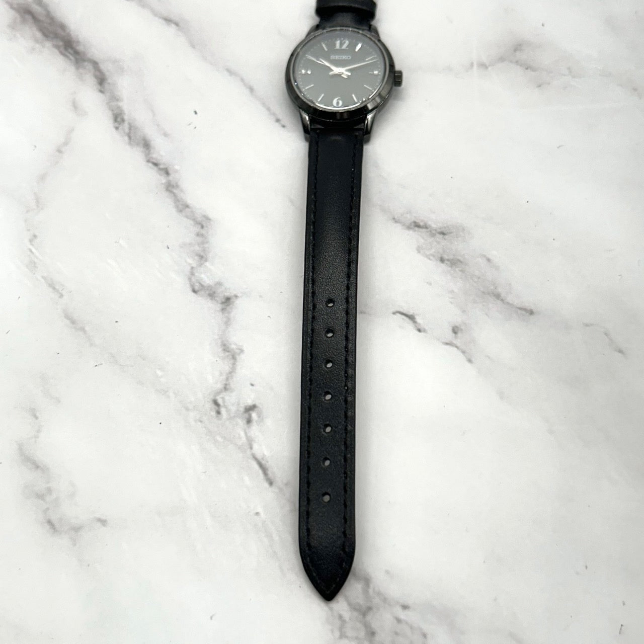 【新品ベルト（社外品）／稼働品／美品】SEIKO セイコー レディース 腕時計 ソーラー V131-0AF0 限定モデル ブラック 黒文字盤 ラウンド アナログ シンプル エレガント クラシック ドレスウォッチ ビジネス 10気圧防水 クリーニング済 G6