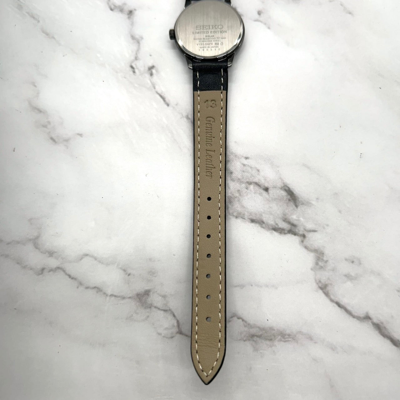 【新品ベルト（社外品）／稼働品／美品】SEIKO セイコー レディース 腕時計 ソーラー V131-0AF0 限定モデル ブラック 黒文字盤 ラウンド アナログ シンプル エレガント クラシック ドレスウォッチ ビジネス 10気圧防水 クリーニング済 G6