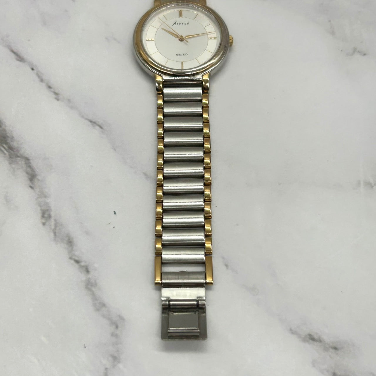 【電池交換済／稼働品】SEIKO セイコー Avenue アベニュー レディース 7N01-6110 コンビカラー シルバー ゴールド クオーツ アナログ ホワイト文字盤 エレガント クラシック ドレスウォッチ ビジネス 5気圧防水 クリーニング済 G6