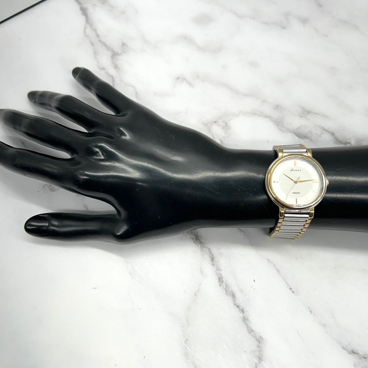 【電池交換済／稼働品】SEIKO セイコー Avenue アベニュー レディース 7N01-6110 コンビカラー シルバー ゴールド クオーツ アナログ ホワイト文字盤 エレガント クラシック ドレスウォッチ ビジネス 5気圧防水 クリーニング済 G6