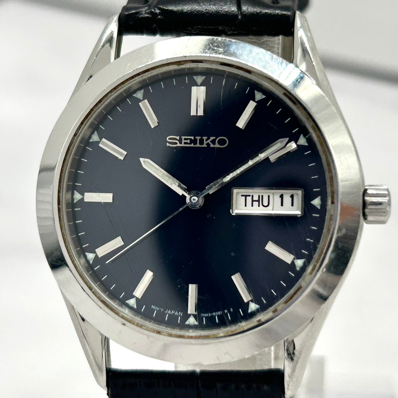 【新品ベルト（社外品）／電池交換済／稼働品】SEIKO セイコー メンズ 7N43-9070 デイデイト 曜日 日付 ネイビー文字盤 シルバー ブラックレザー クオーツ アナログ クラシック ビジネス ドレスウォッチ スタイリッシュ クリーニング済 G6