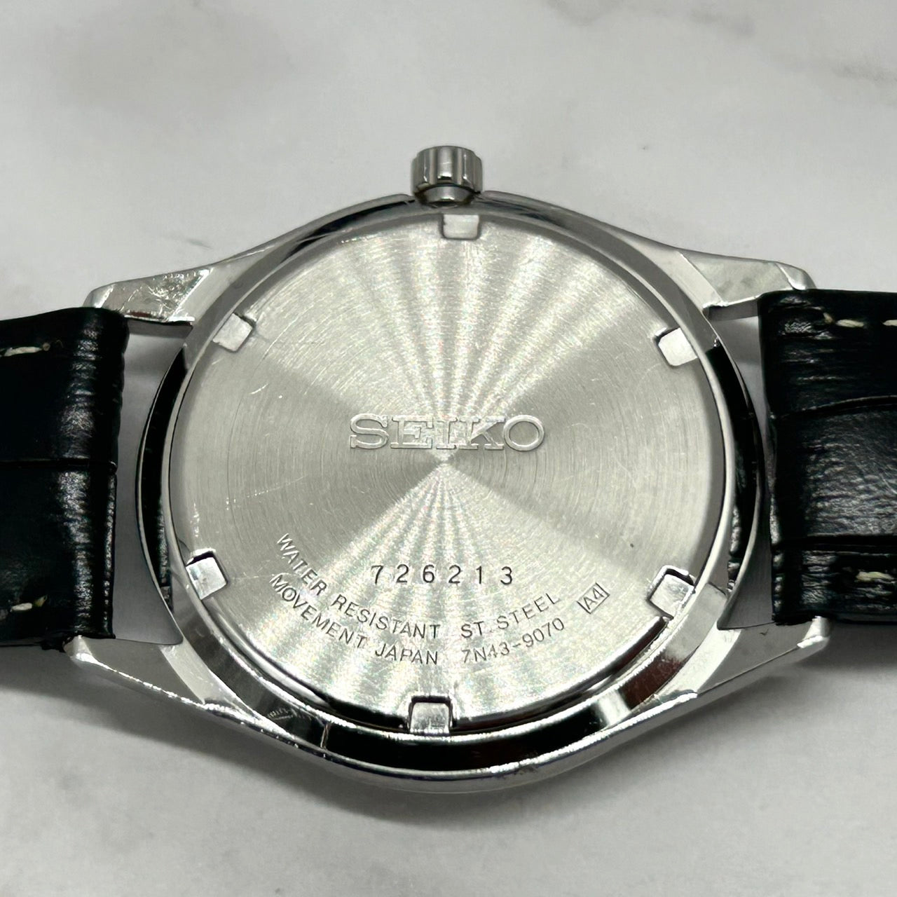 【新品ベルト（社外品）／電池交換済／稼働品】SEIKO セイコー メンズ 7N43-9070 デイデイト 曜日 日付 ネイビー文字盤 シルバー ブラックレザー クオーツ アナログ クラシック ビジネス ドレスウォッチ スタイリッシュ クリーニング済 G6