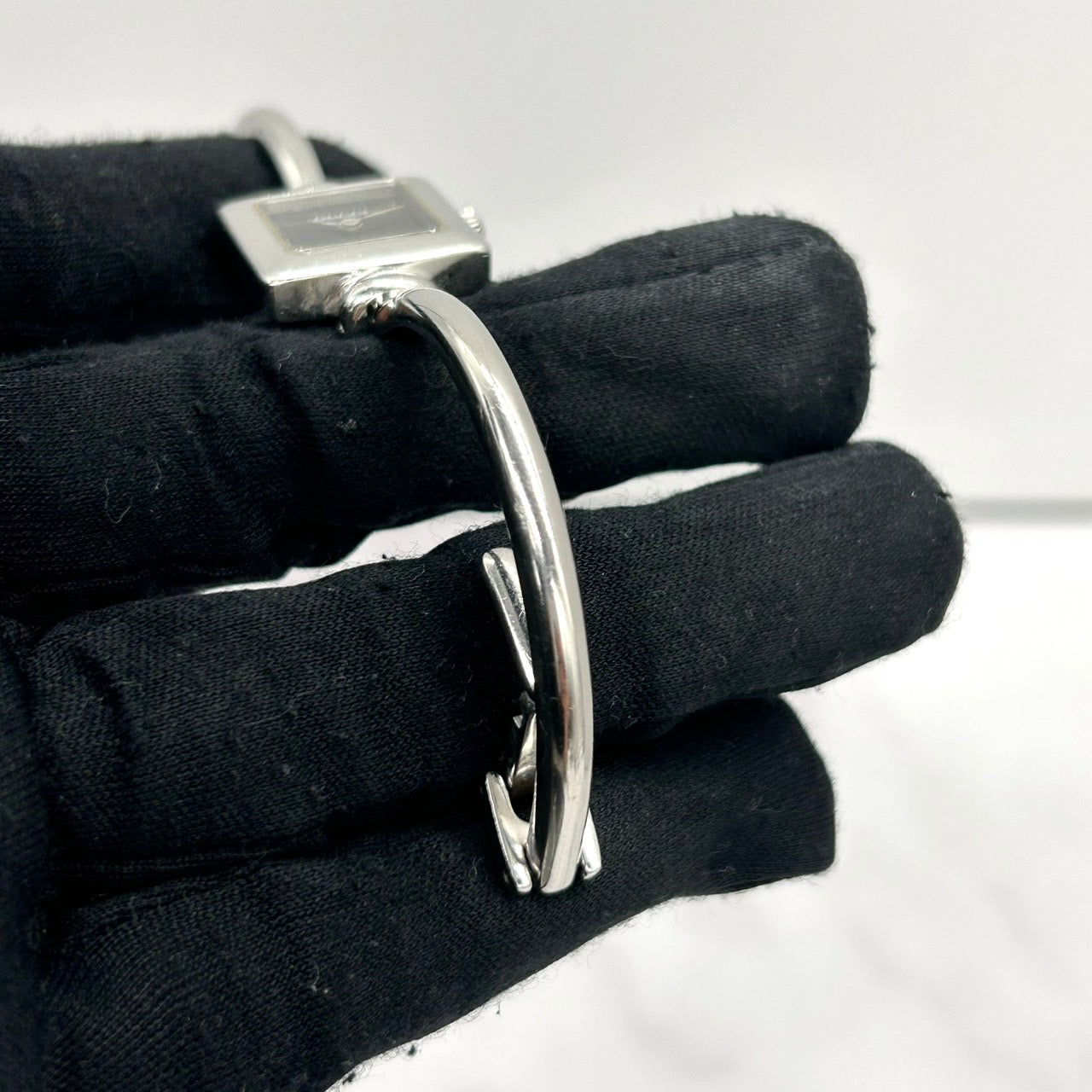 【電池交換済／稼働品】GUCCI グッチ 1900L レディース 腕時計 スクエア ブラック文字盤 シルバー バングルウォッチ ブレスレット アナログ クオーツ エレガント クラシック ドレスウォッチ 人気モデル 定番 スイス製 クリーニング済 G6