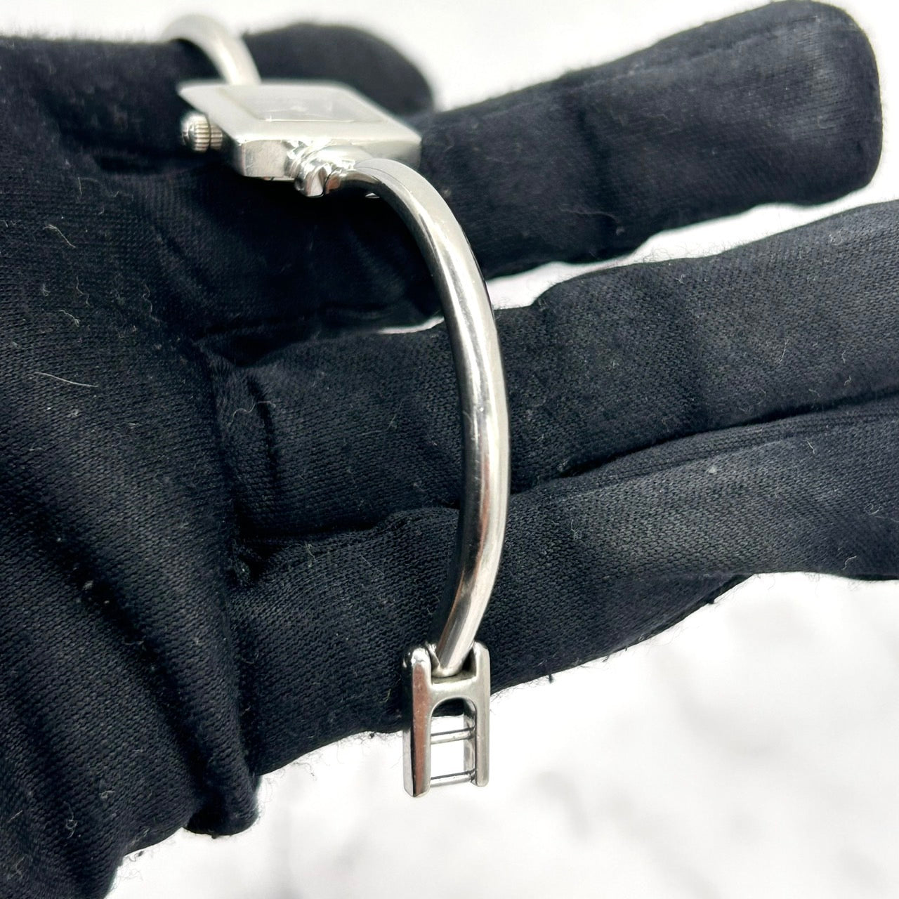 【電池交換済／稼働品】GUCCI グッチ 1900L レディース 腕時計 スクエア ブラック文字盤 シルバー バングルウォッチ ブレスレット アナログ クオーツ エレガント クラシック ドレスウォッチ 人気モデル 定番 スイス製 クリーニング済 G6