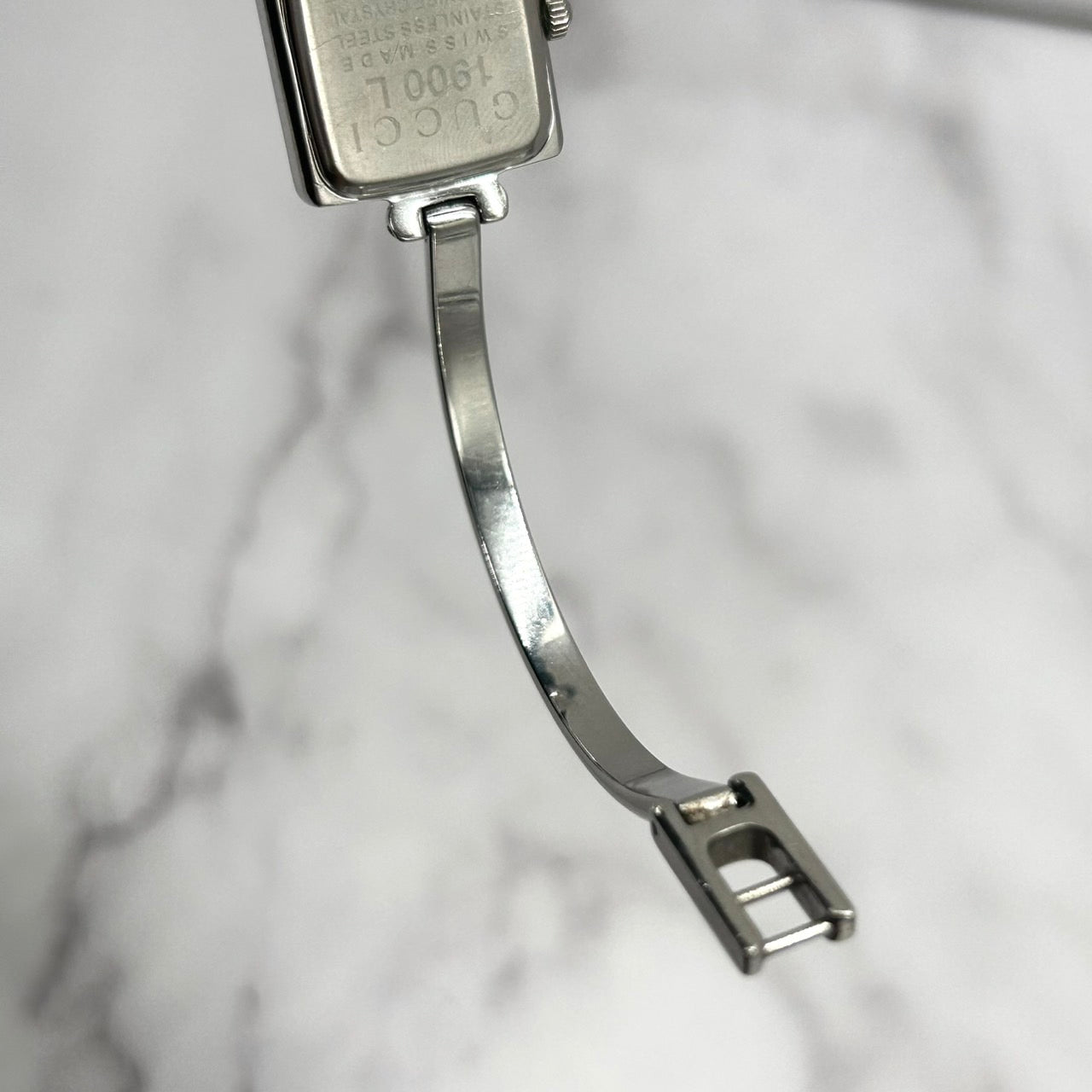 【電池交換済／稼働品】GUCCI グッチ 1900L レディース 腕時計 スクエア ブラック文字盤 シルバー バングルウォッチ ブレスレット アナログ クオーツ エレガント クラシック ドレスウォッチ 人気モデル 定番 スイス製 クリーニング済 G6