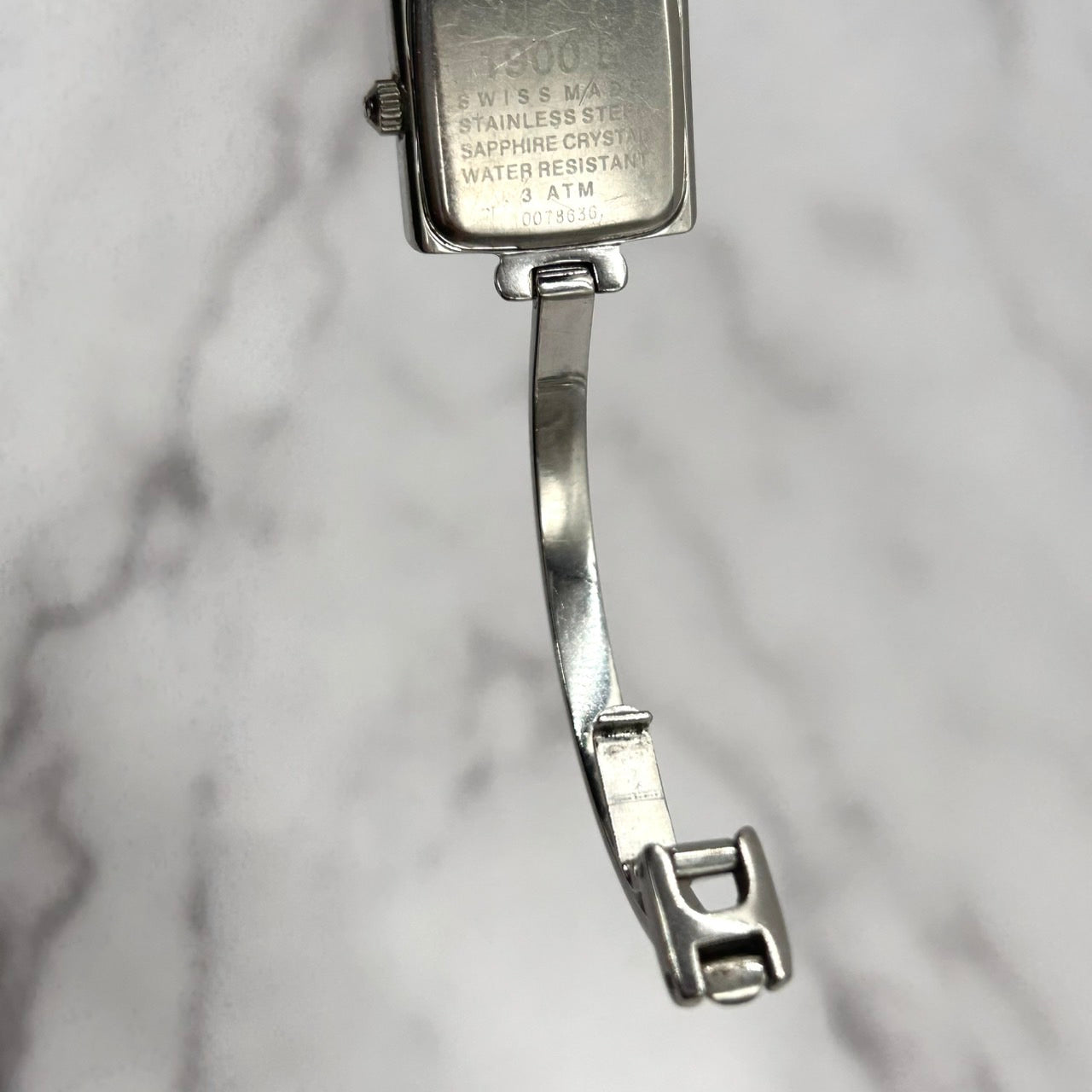 【電池交換済／稼働品】GUCCI グッチ 1900L レディース 腕時計 スクエア ブラック文字盤 シルバー バングルウォッチ ブレスレット アナログ クオーツ エレガント クラシック ドレスウォッチ 人気モデル 定番 スイス製 クリーニング済 G6