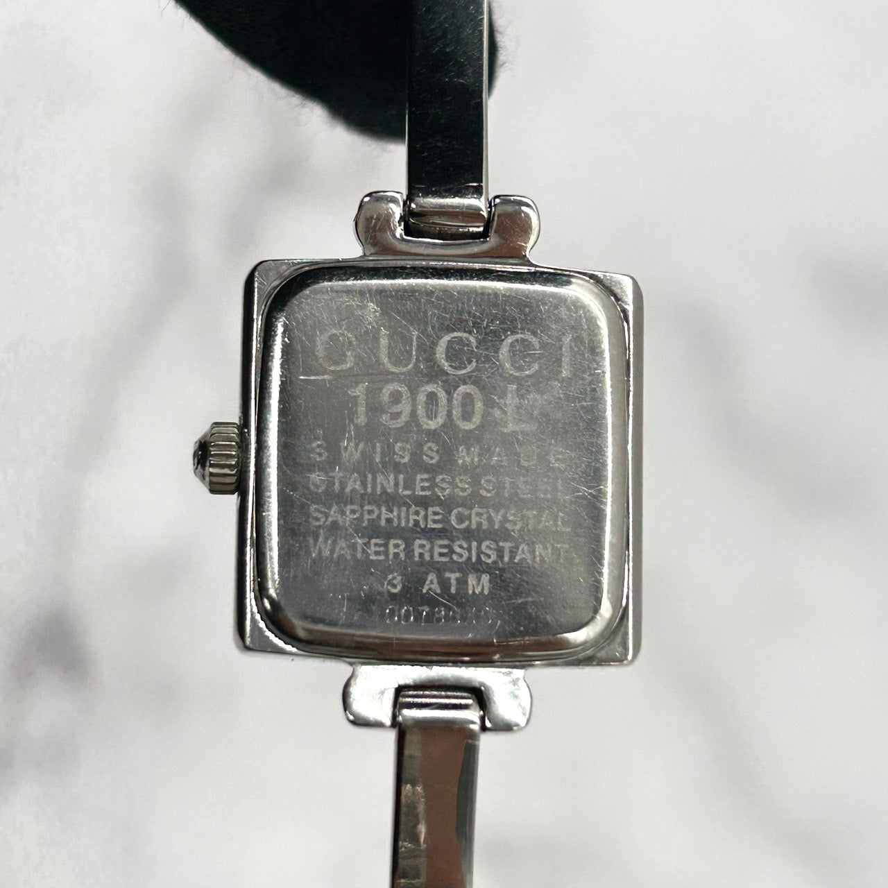 【電池交換済／稼働品】GUCCI グッチ 1900L レディース 腕時計 スクエア ブラック文字盤 シルバー バングルウォッチ ブレスレット アナログ クオーツ エレガント クラシック ドレスウォッチ 人気モデル 定番 スイス製 クリーニング済 G6