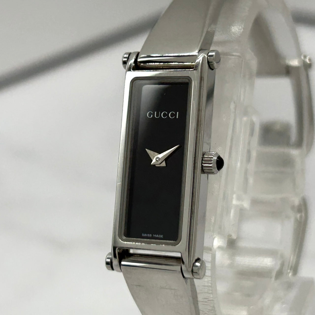 【電池交換済／稼働品】GUCCI グッチ 1500L レディース 腕時計 レクタンギュラー ブラック文字盤 シルバー バングルウォッチ ブレスレット アナログ クオーツ エレガント クラシック ドレスウォッチ 人気モデル 定番 スイス製 クリーニング済 G6