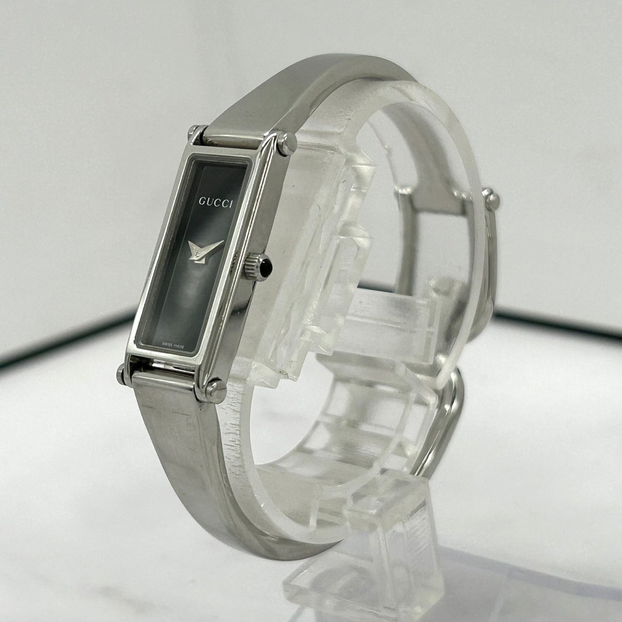 【電池交換済／稼働品】GUCCI グッチ 1500L レディース 腕時計 レクタンギュラー ブラック文字盤 シルバー バングルウォッチ ブレスレット アナログ クオーツ エレガント クラシック ドレスウォッチ 人気モデル 定番 スイス製 クリーニング済 G6