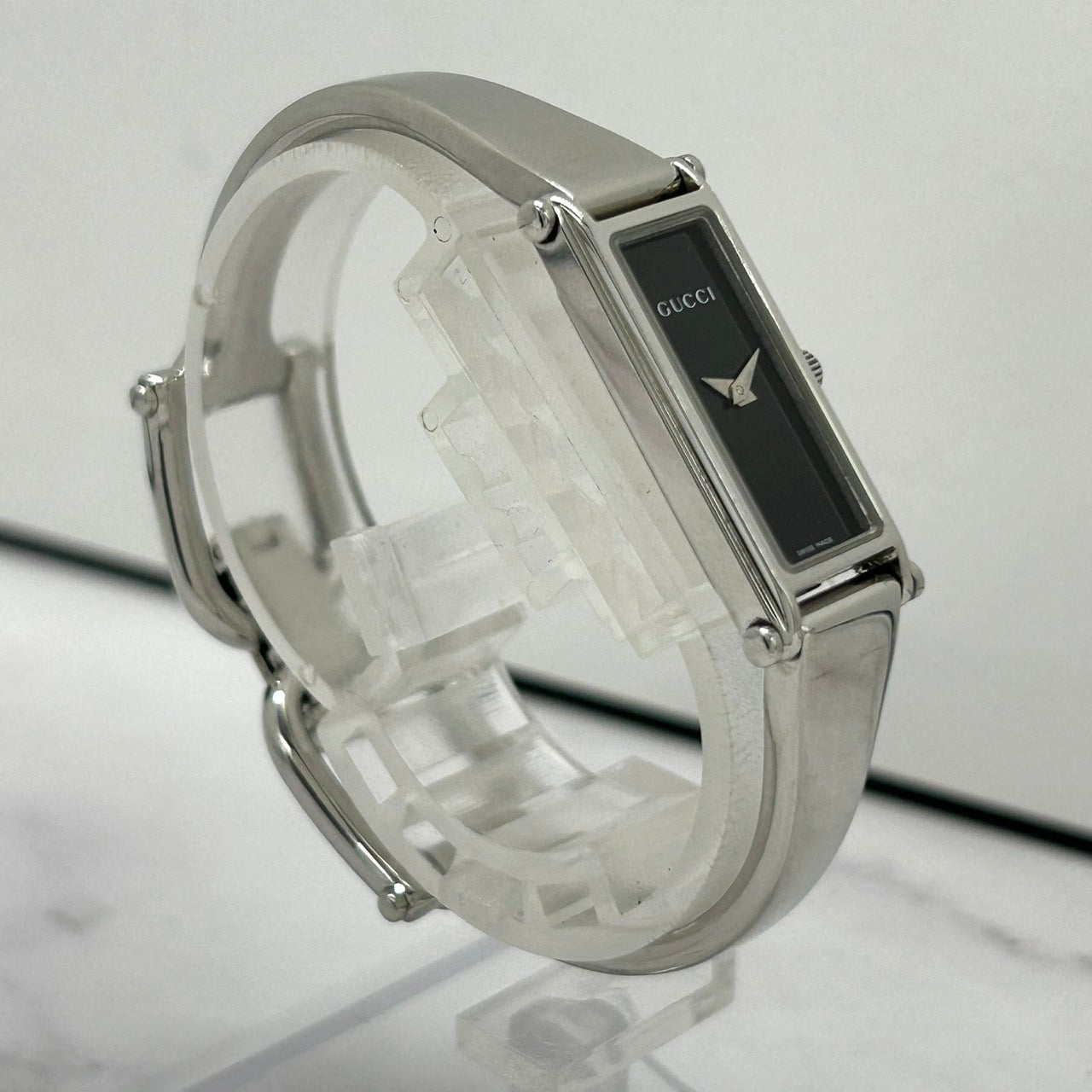 【電池交換済／稼働品】GUCCI グッチ 1500L レディース 腕時計 レクタンギュラー ブラック文字盤 シルバー バングルウォッチ ブレスレット アナログ クオーツ エレガント クラシック ドレスウォッチ 人気モデル 定番 スイス製 クリーニング済 G6